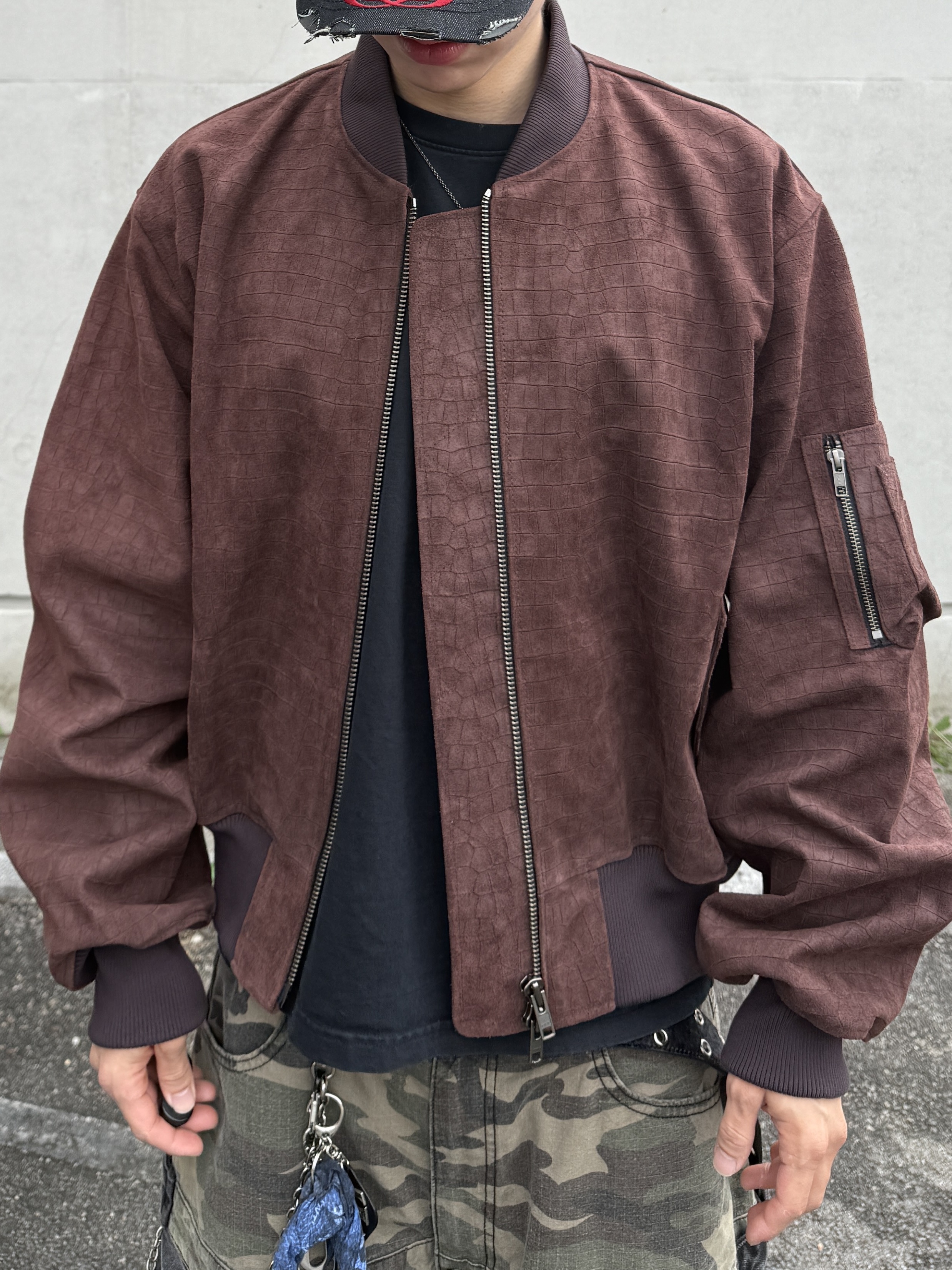 Undermycar Red Alligator Effect Matt Suede MA-1 Matt Red, Undermycar x Emostanceclub Emoun Destroyed Cowhide Suede Red Stitch Denim Toreador - 23FW 착용 스타일 - 3