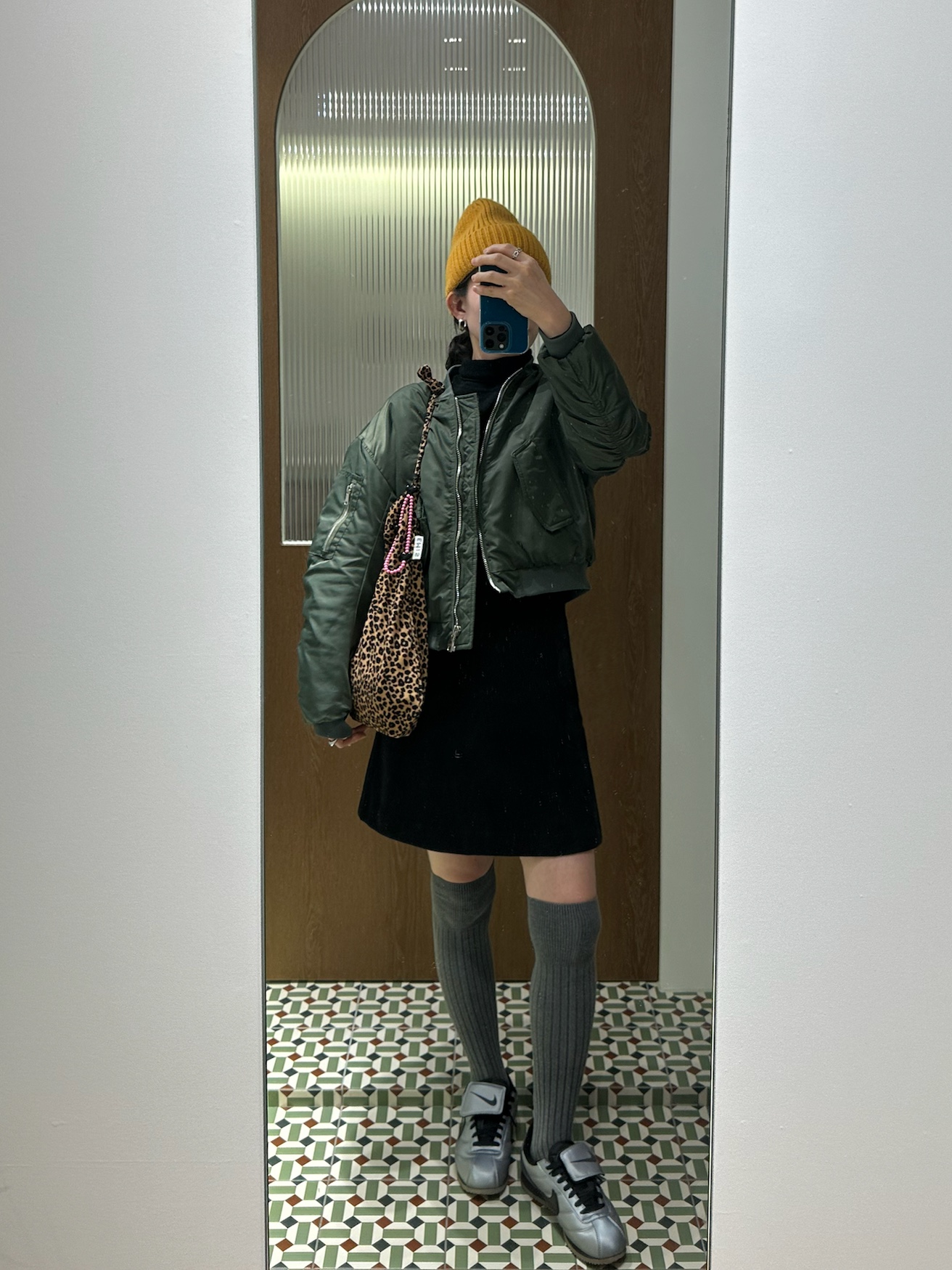 Emis 22Y Leopard Corduroy Eco Bag Brown, Nike Cortez Leather SE Metallic Cool Grey Black 착용 스타일 - 1