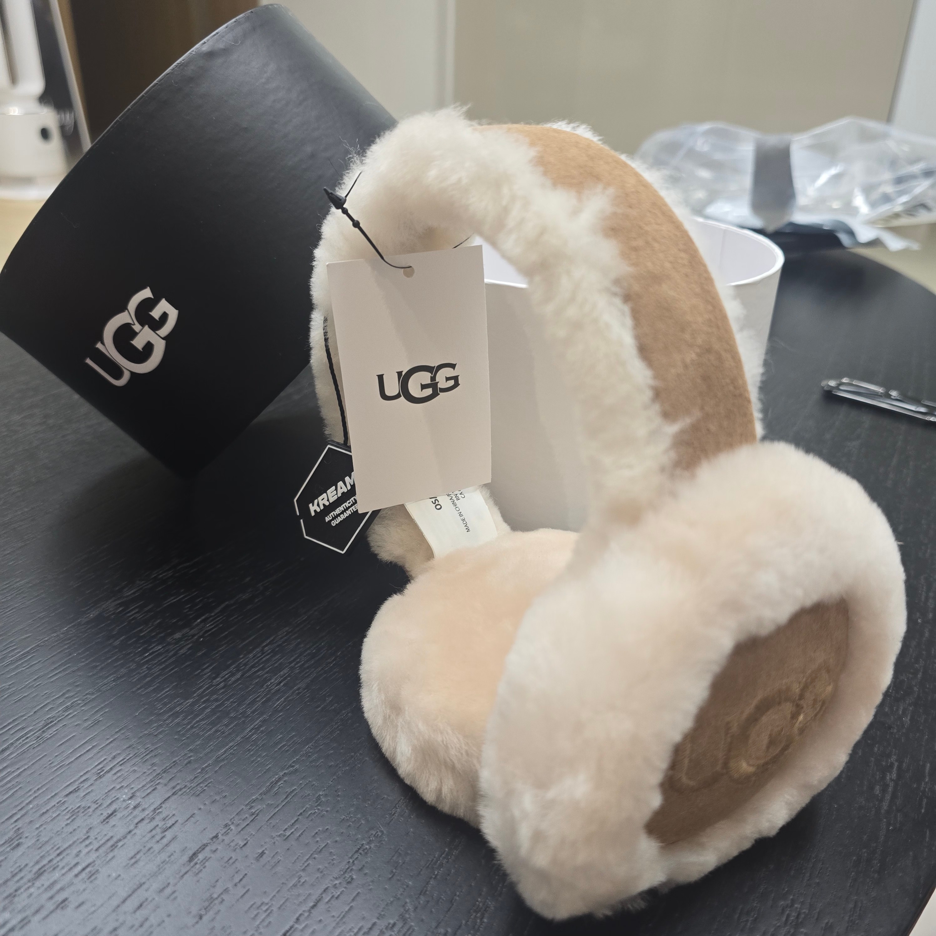 (W) UGG Embroidered Logo Earmuff Chestnut 착용 스타일