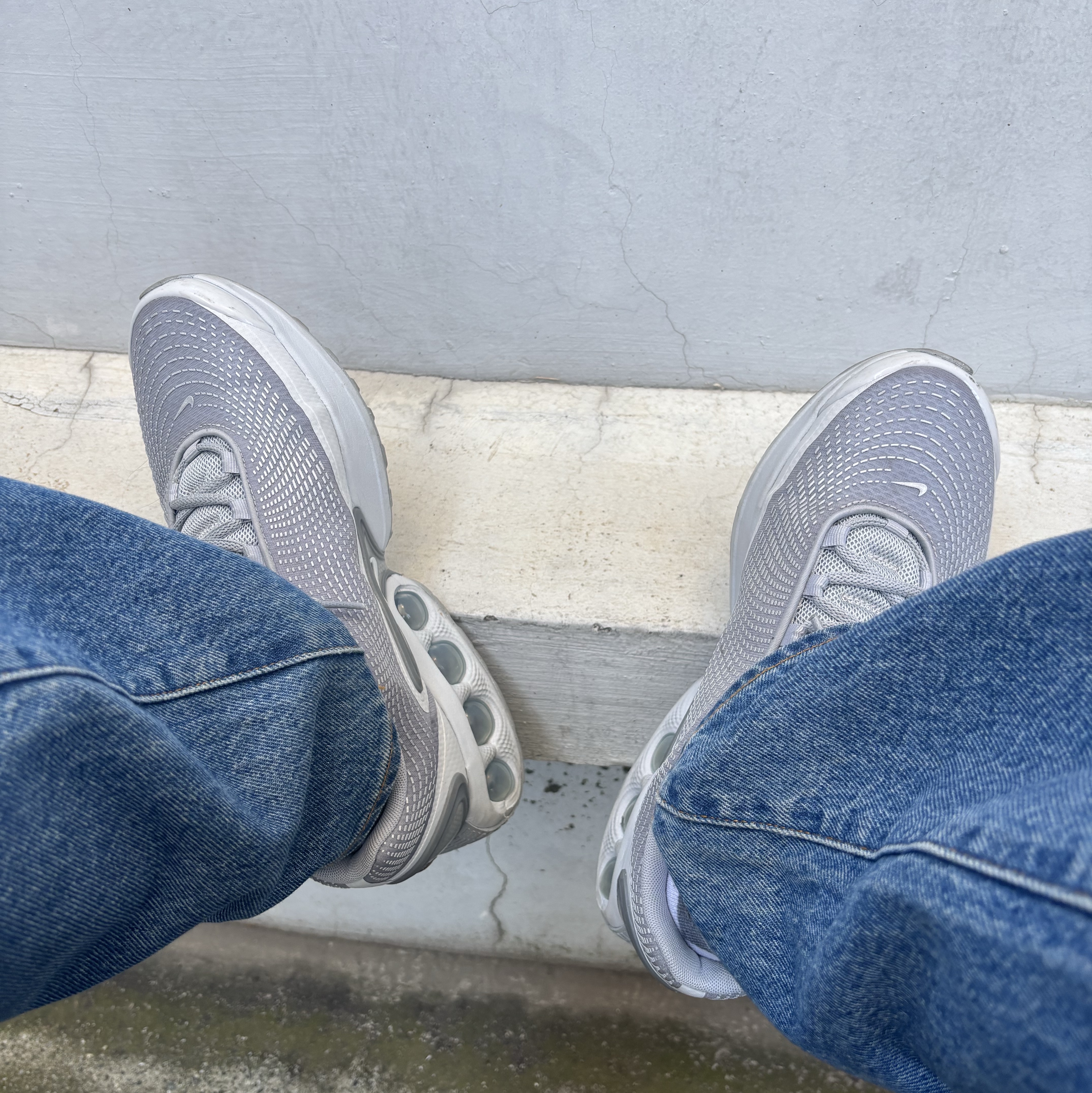 Nike Air Max Dn Wolf Grey Sky Grey 착용 스타일