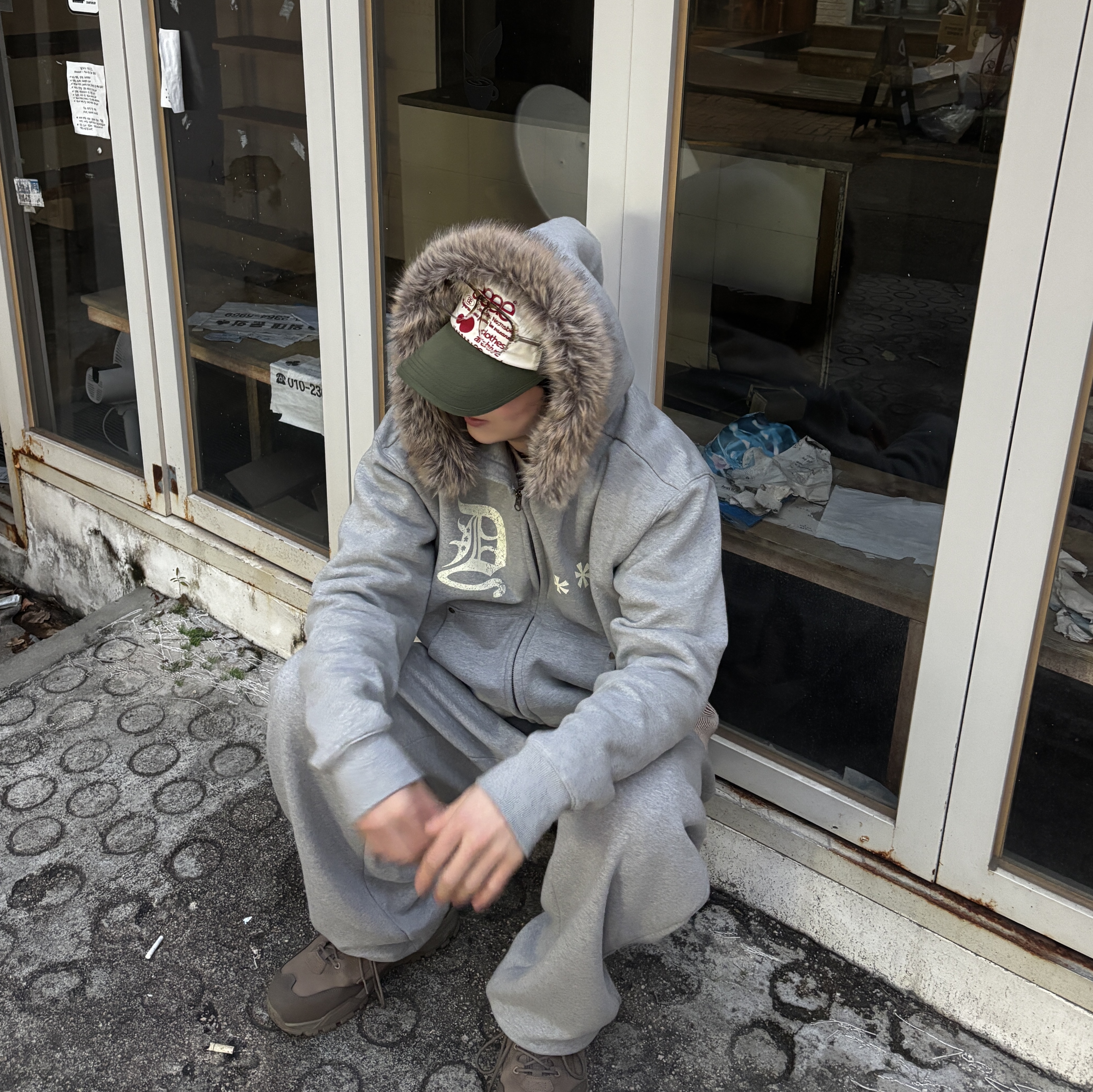 AMOU Fur Hoodie Zip Up Gray, AMOU Fur Hoodie Zip Up Black 착용 스타일 - 1