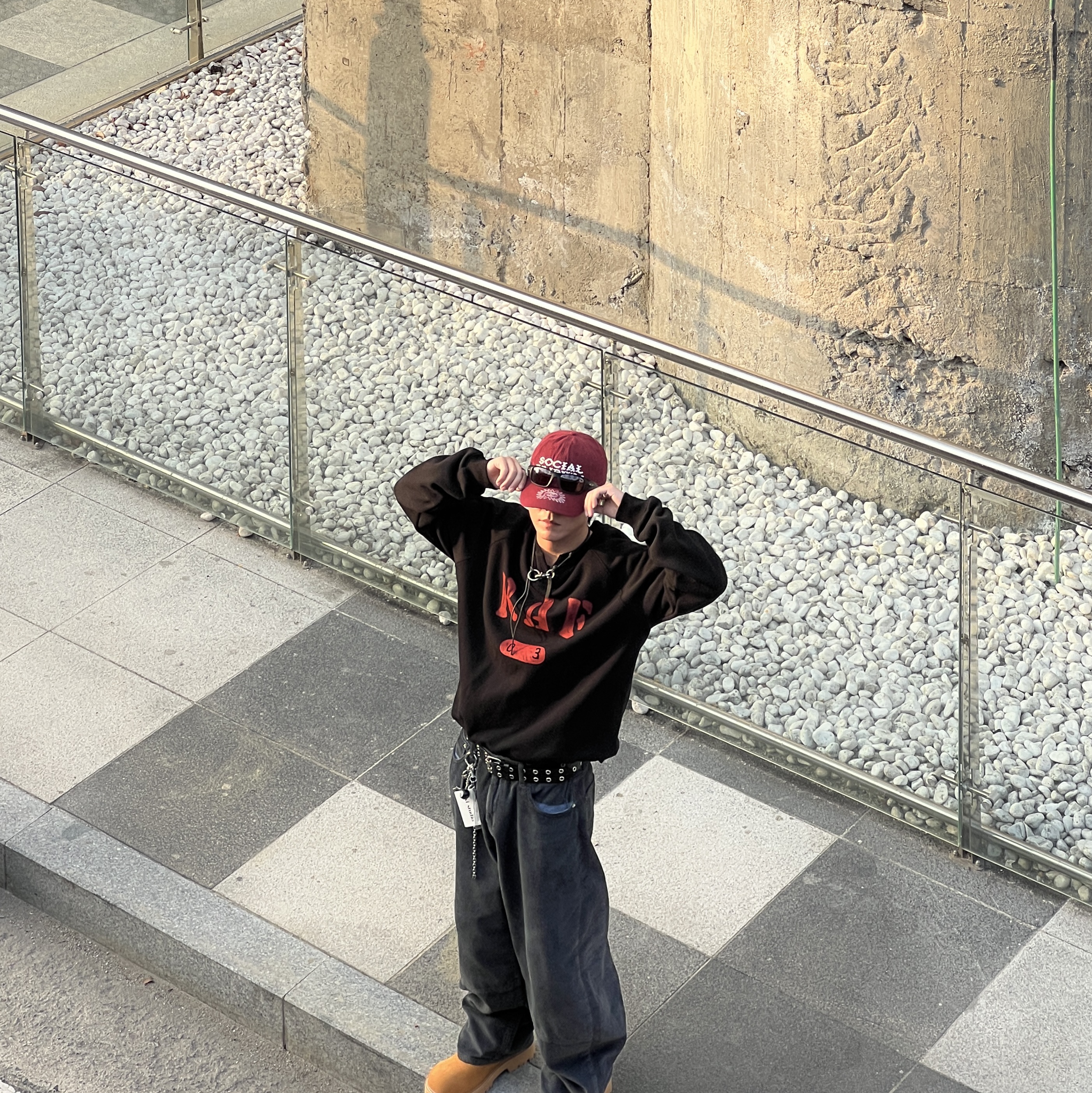 AMOU RAF Henley Neck Sweat Shirts Black, AMOU RAF Henley Neck Sweat Shirts Gray 착용 스타일 - 2