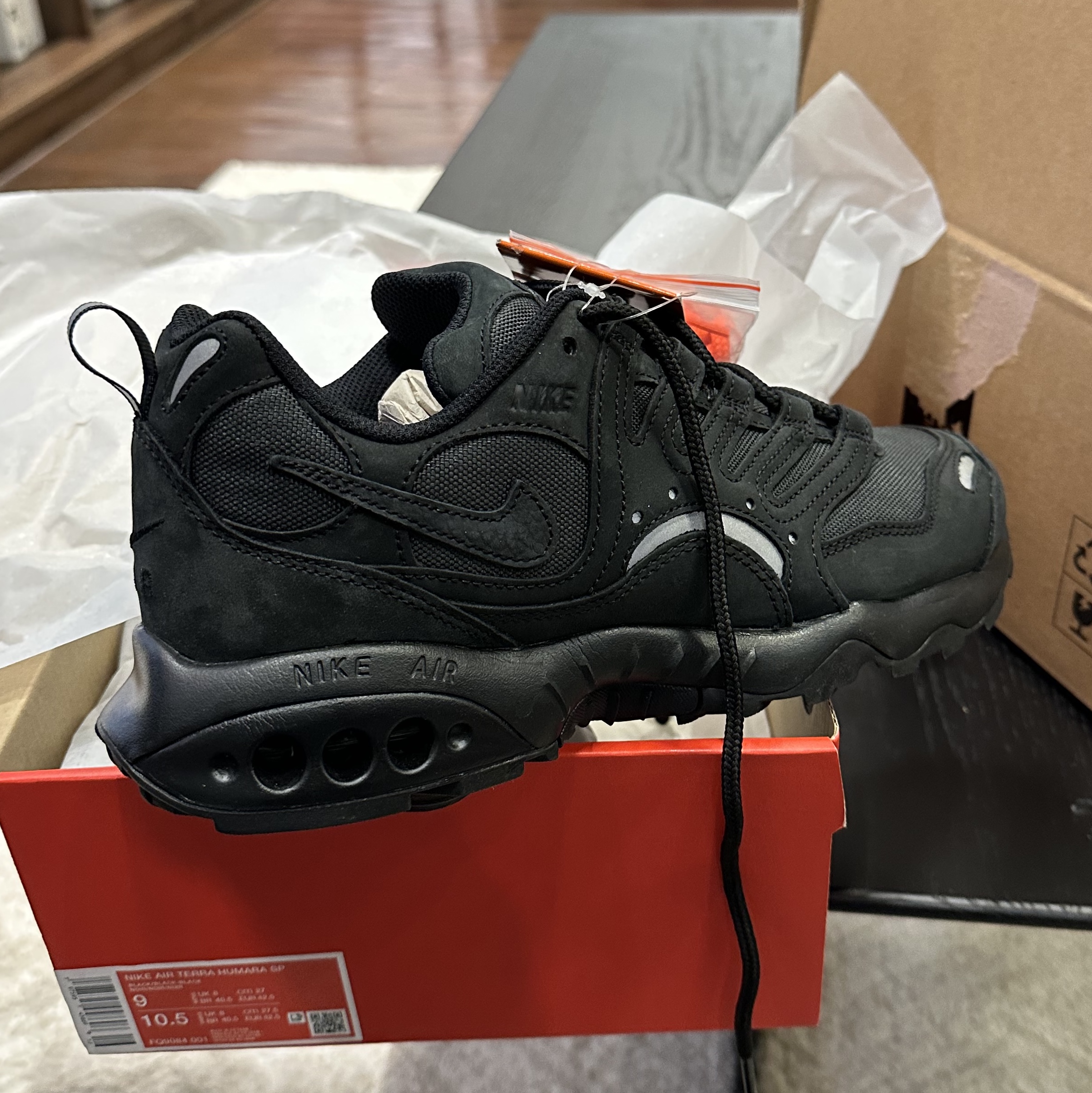 Nike Air Terra Humara SP Black and Anthracite 착용 스타일