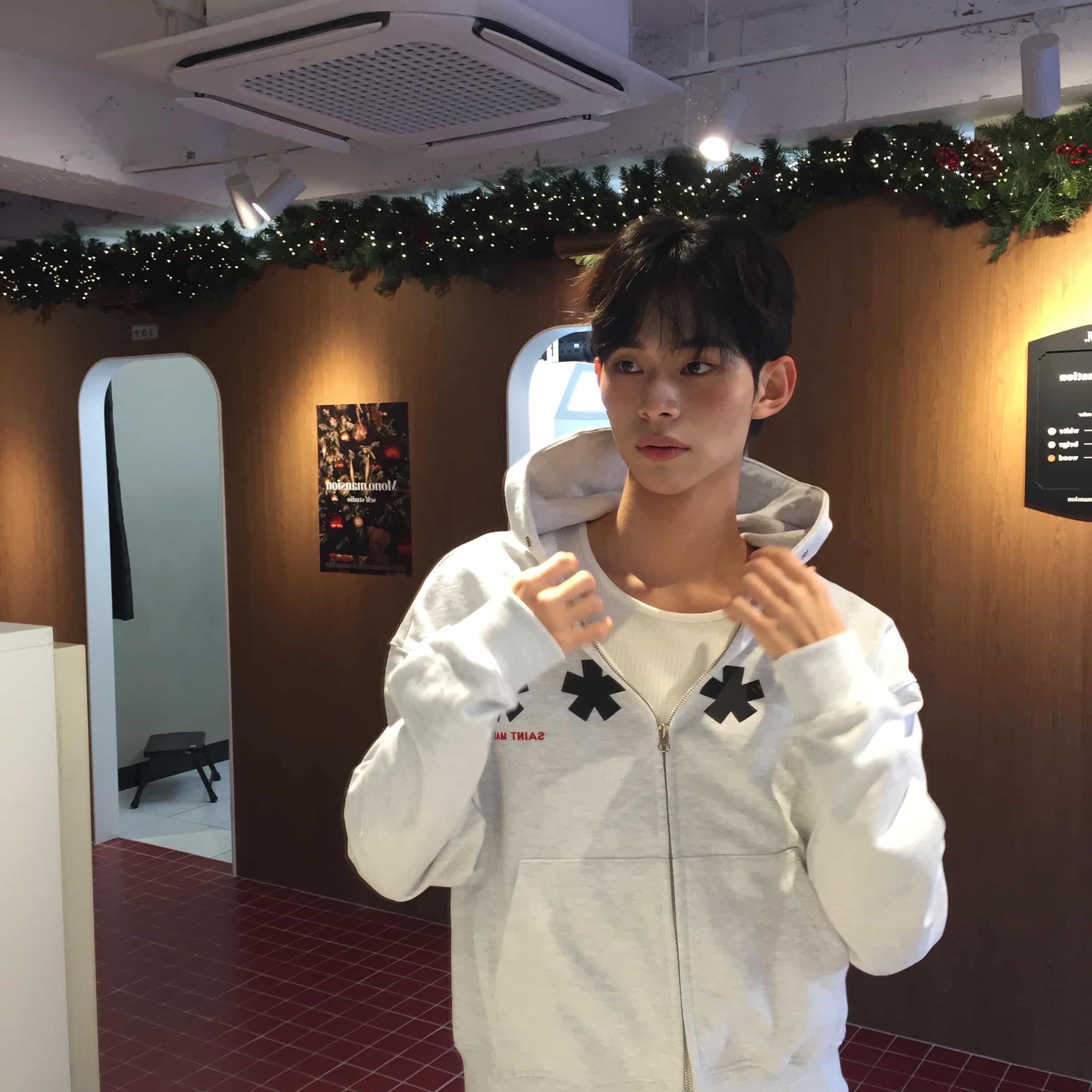 AMOU Square Star Hoodie Zip Up White Melange, AMOU Square Star Hoodie Zip Up Navy 착용 스타일 - 1