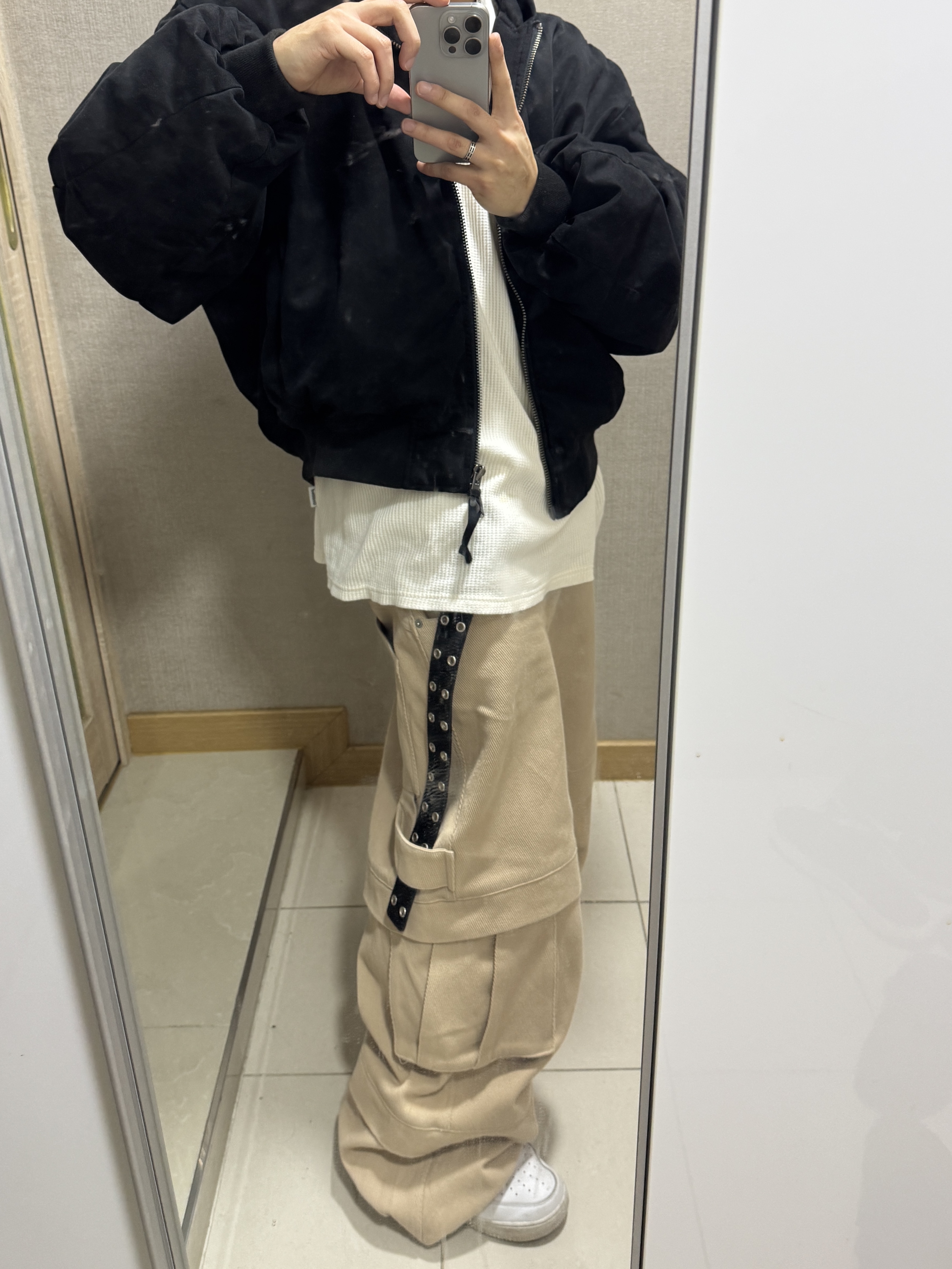 Kamien x MJD Double Hole Belt Black Shearling Calfskin, Kamien Titan Baggy Pants Beige 착용 스타일