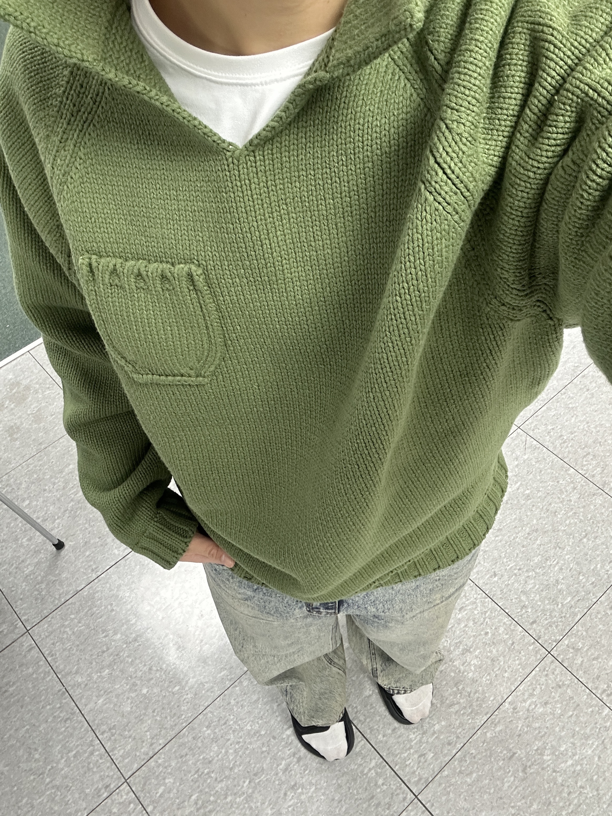 STU Collar Knit Green 착용 스타일