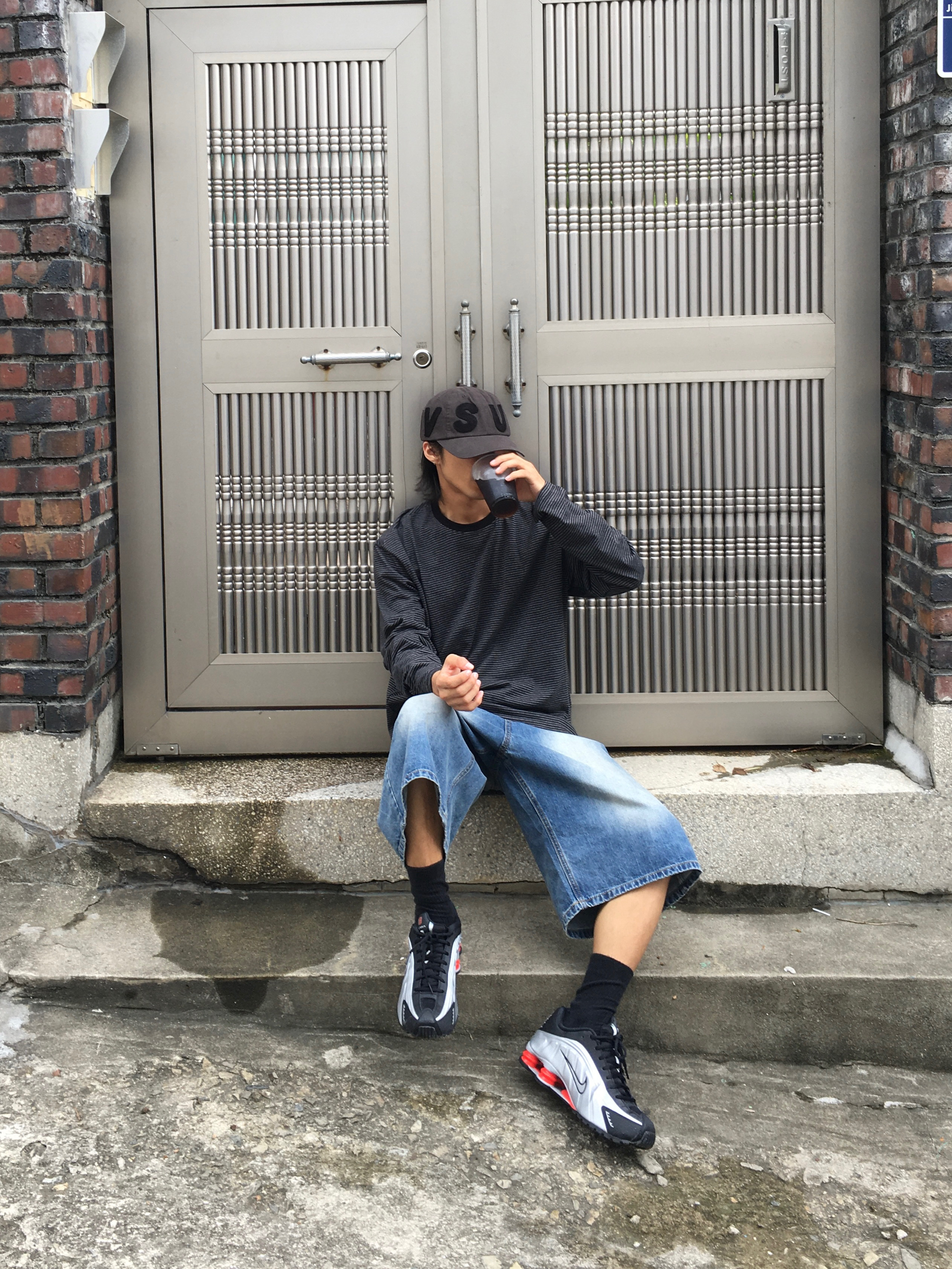 Nike Shox R4 Metallic Silver Red 착용 스타일 - 2
