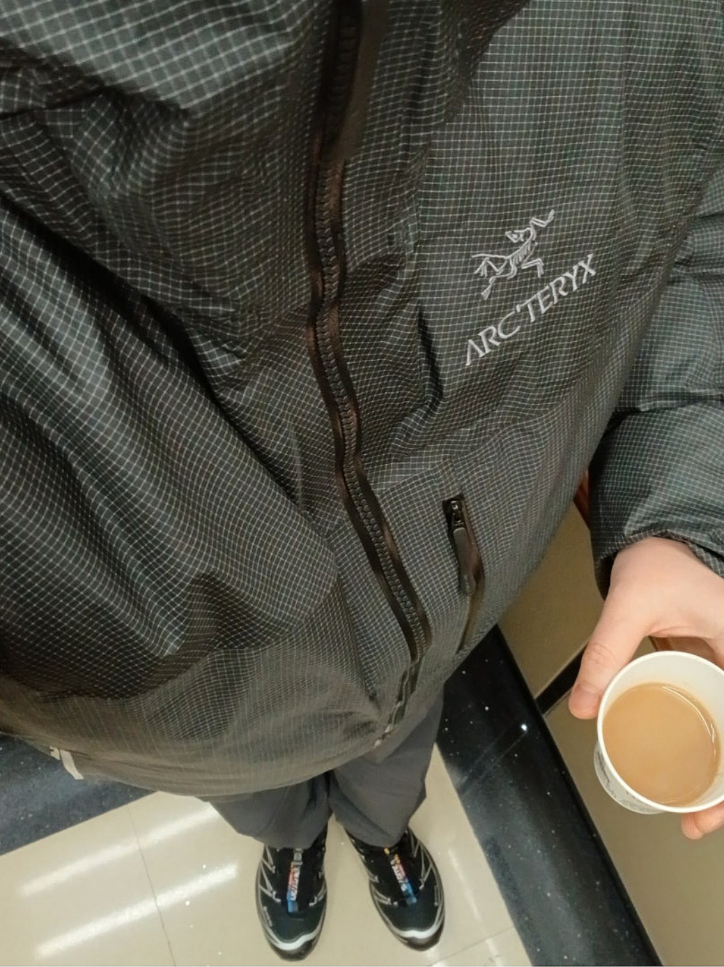Arc'teryx Alpha Lightweight Parka Black, Arc'teryx Alpha Lightweight Parka Black 착용 스타일 - 2