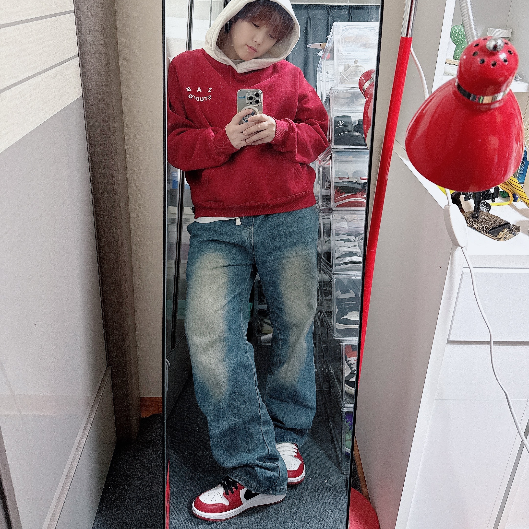 Jordan 1 Retro Low OG Chicago, IAB Studio 24 Christmas Hoodie Burgundy Oatmeal 착용 스타일 - 2