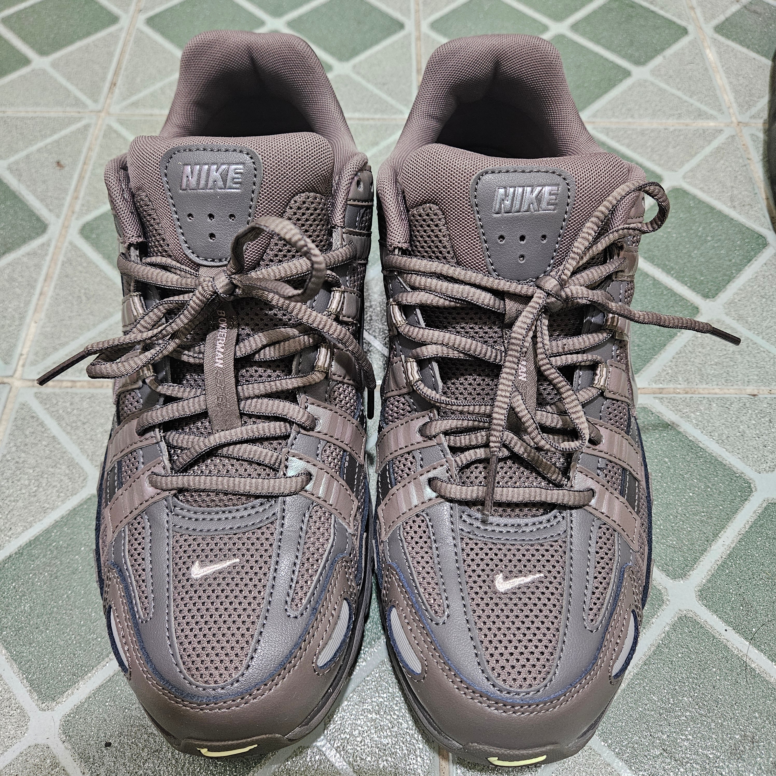 Nike P-6000 Cave Stone Medium Ash 착용 스타일
