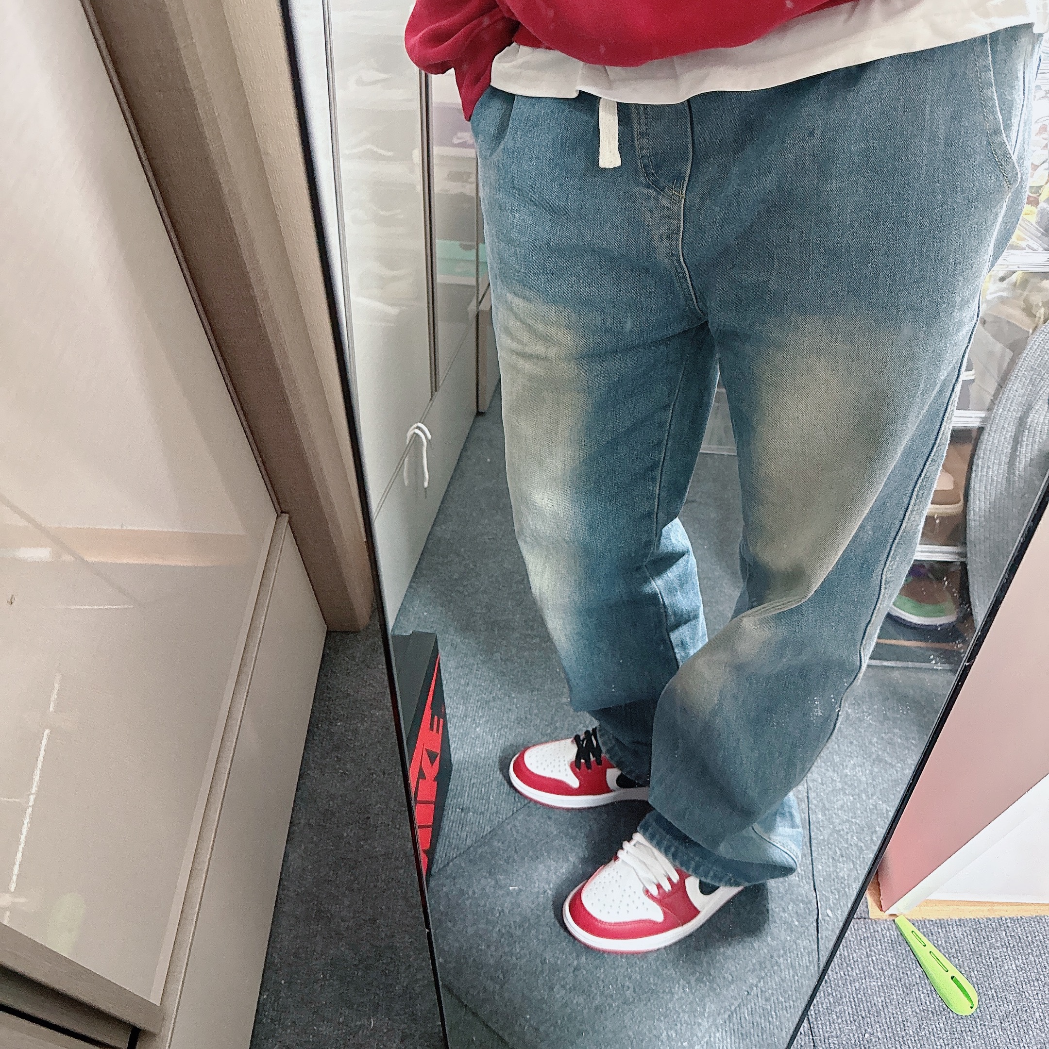 Jordan 1 Retro Low OG Chicago, IAB Studio 24 Christmas Hoodie Burgundy Oatmeal 착용 스타일 - 5
