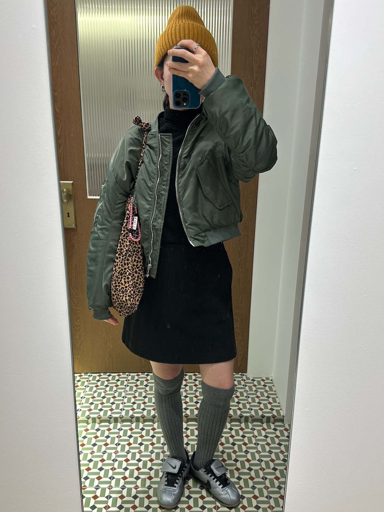 Emis 22Y Leopard Corduroy Eco Bag Brown, Nike Cortez Leather SE Metallic Cool Grey Black 착용 스타일 - 3