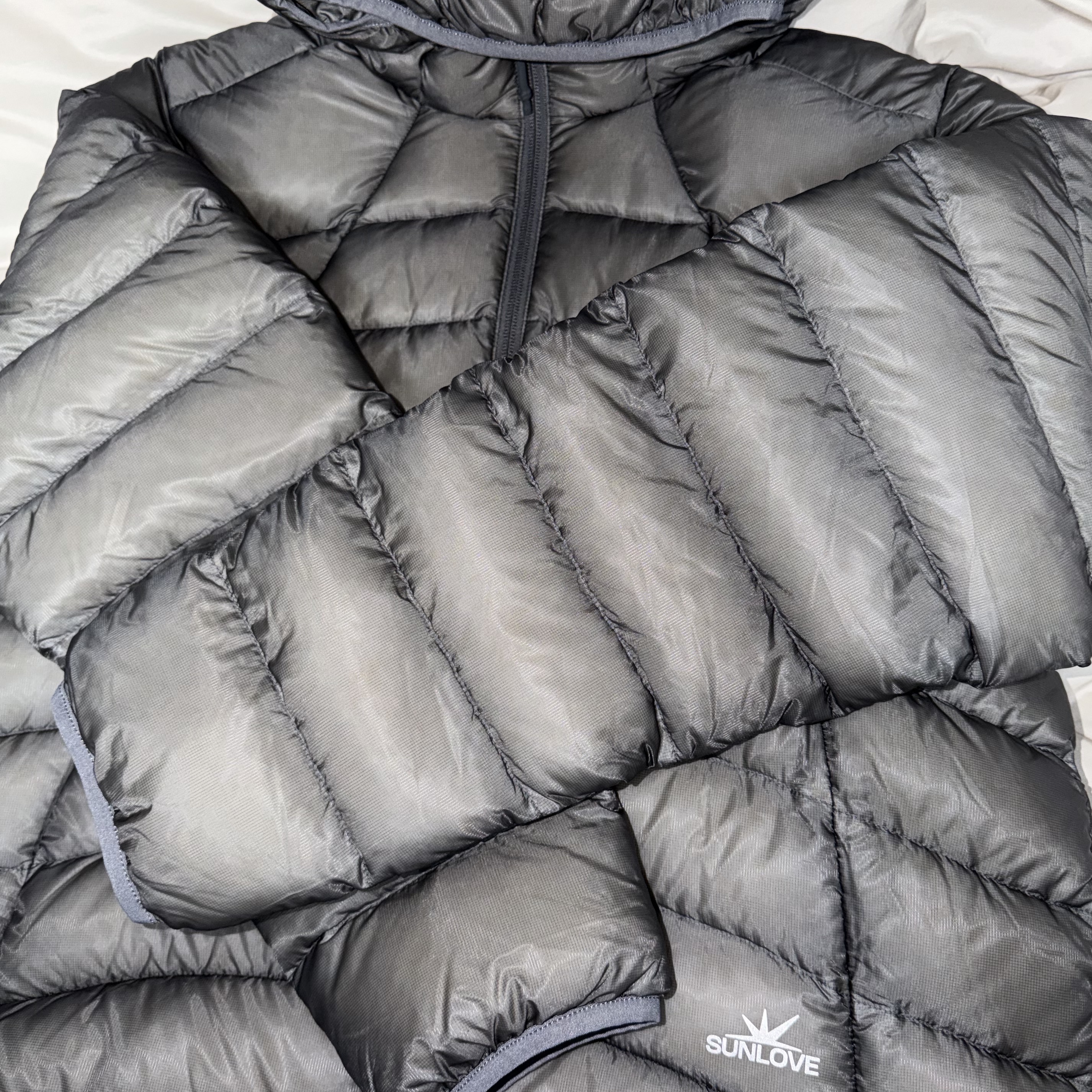 Sunlove Hooded Fly Light Down Jacket Grey 착용 스타일