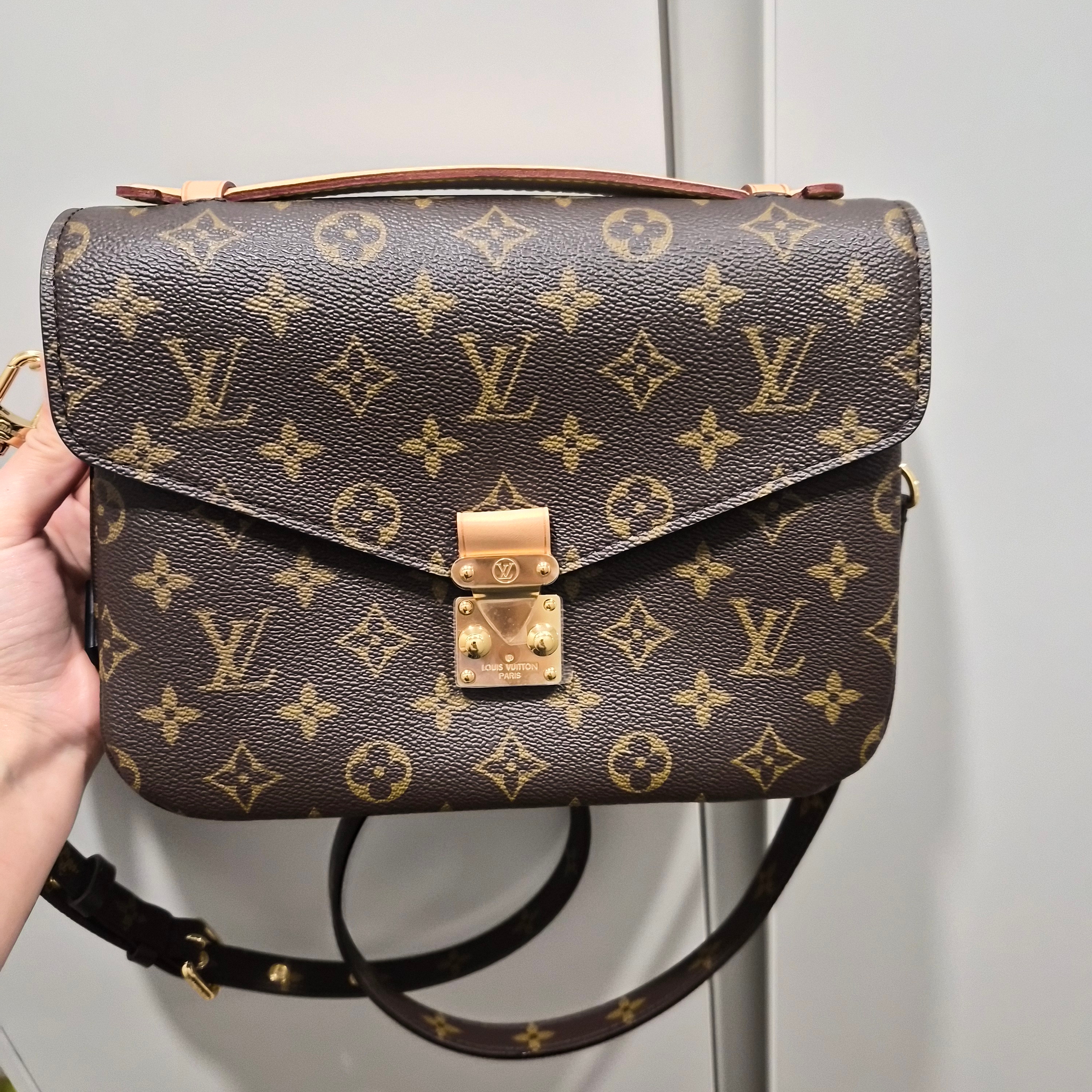 Louis Vuitton Pochette Metis Monogram 착용 스타일 - 1