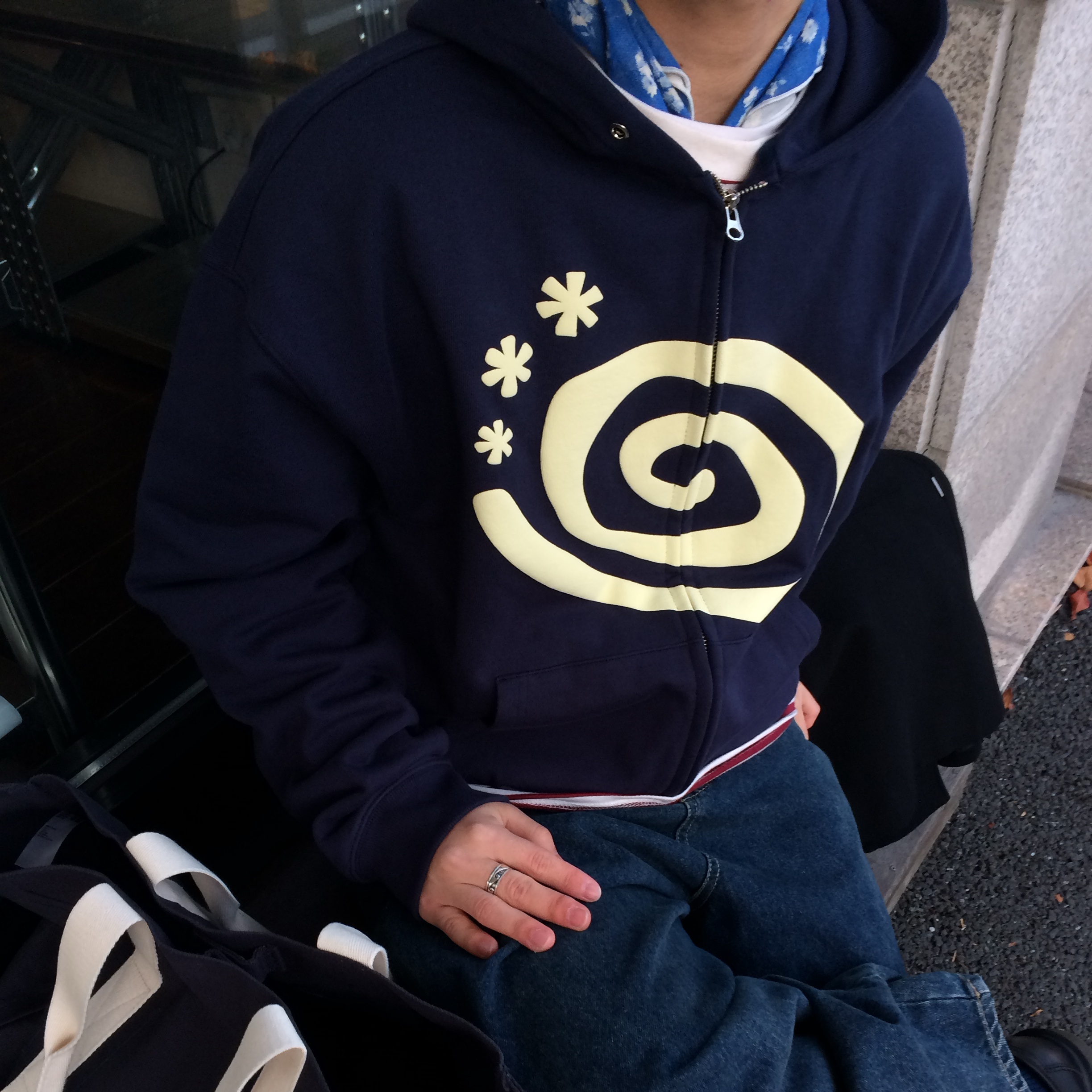 AMOU Molly Hoodie Zip Up Navy, AMOU Molly Hoodie Zip Up White Melange 착용 스타일 - 1