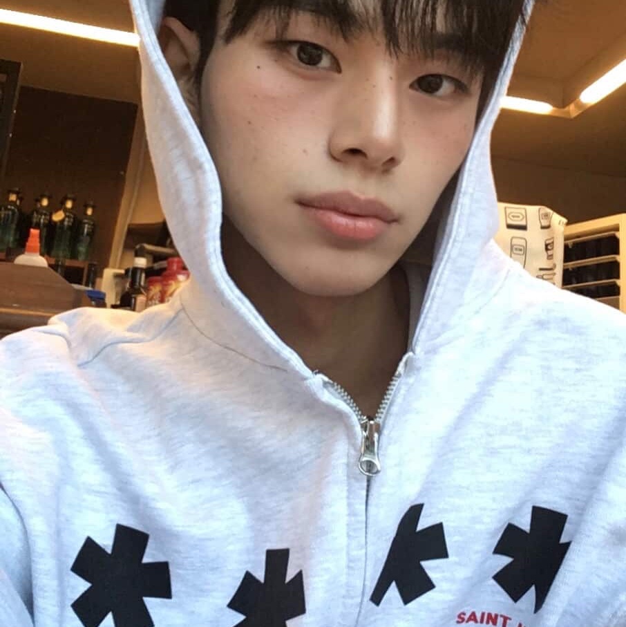 AMOU Square Star Hoodie Zip Up White Melange, AMOU Square Star Hoodie Zip Up Navy 착용 스타일 - 4