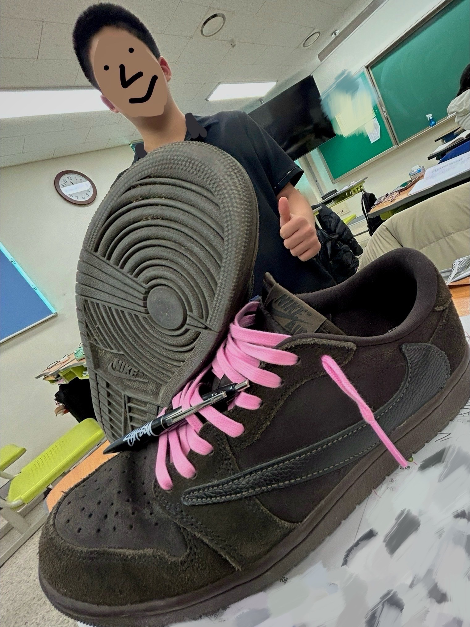 Jordan 1 x Travis Scott Retro Low OG SP Velvet Brown and Dark Mocha, Stussy BIC Clip Pen Black 착용 스타일