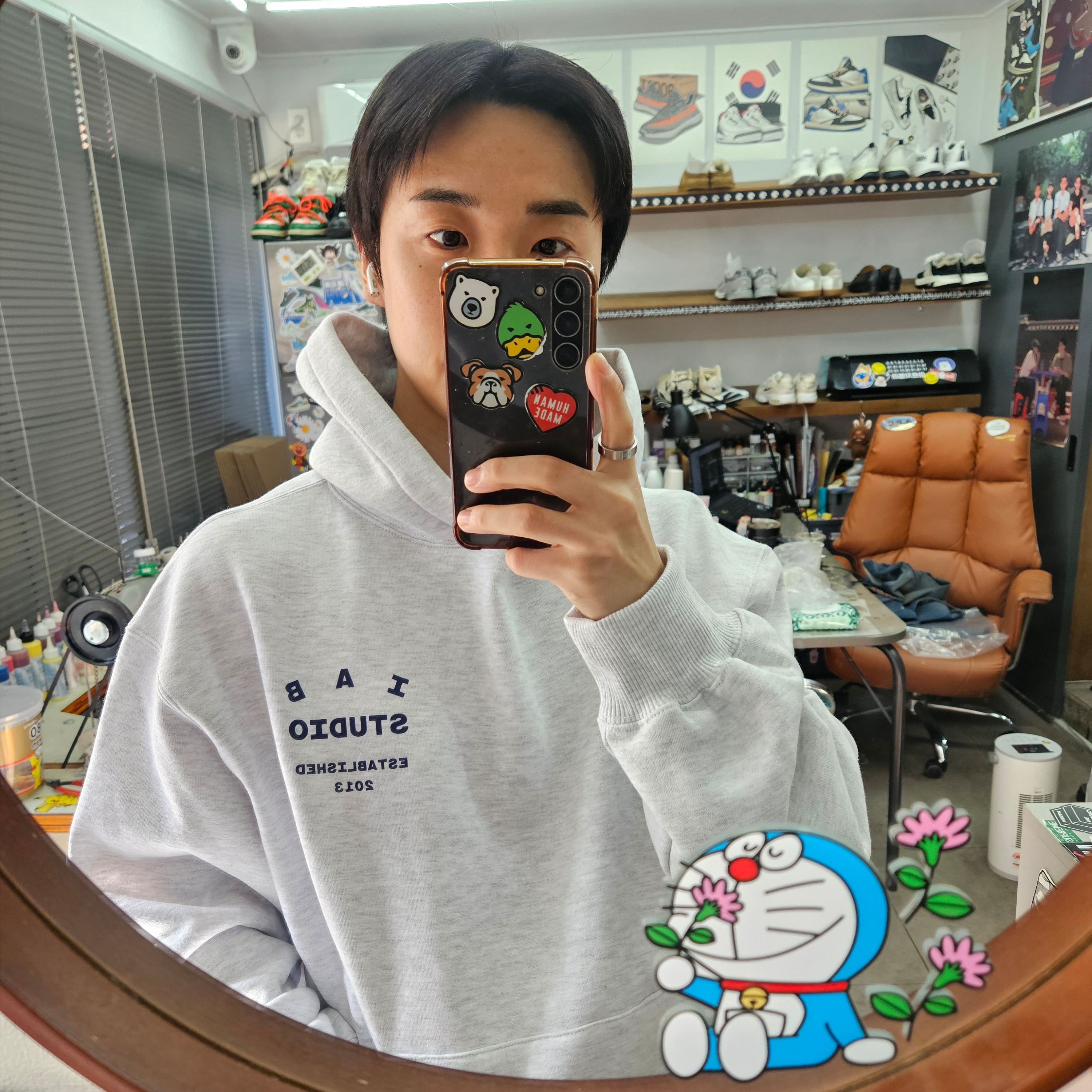 IAB Studio 25 Hoodie Light Gray Navy 착용 스타일