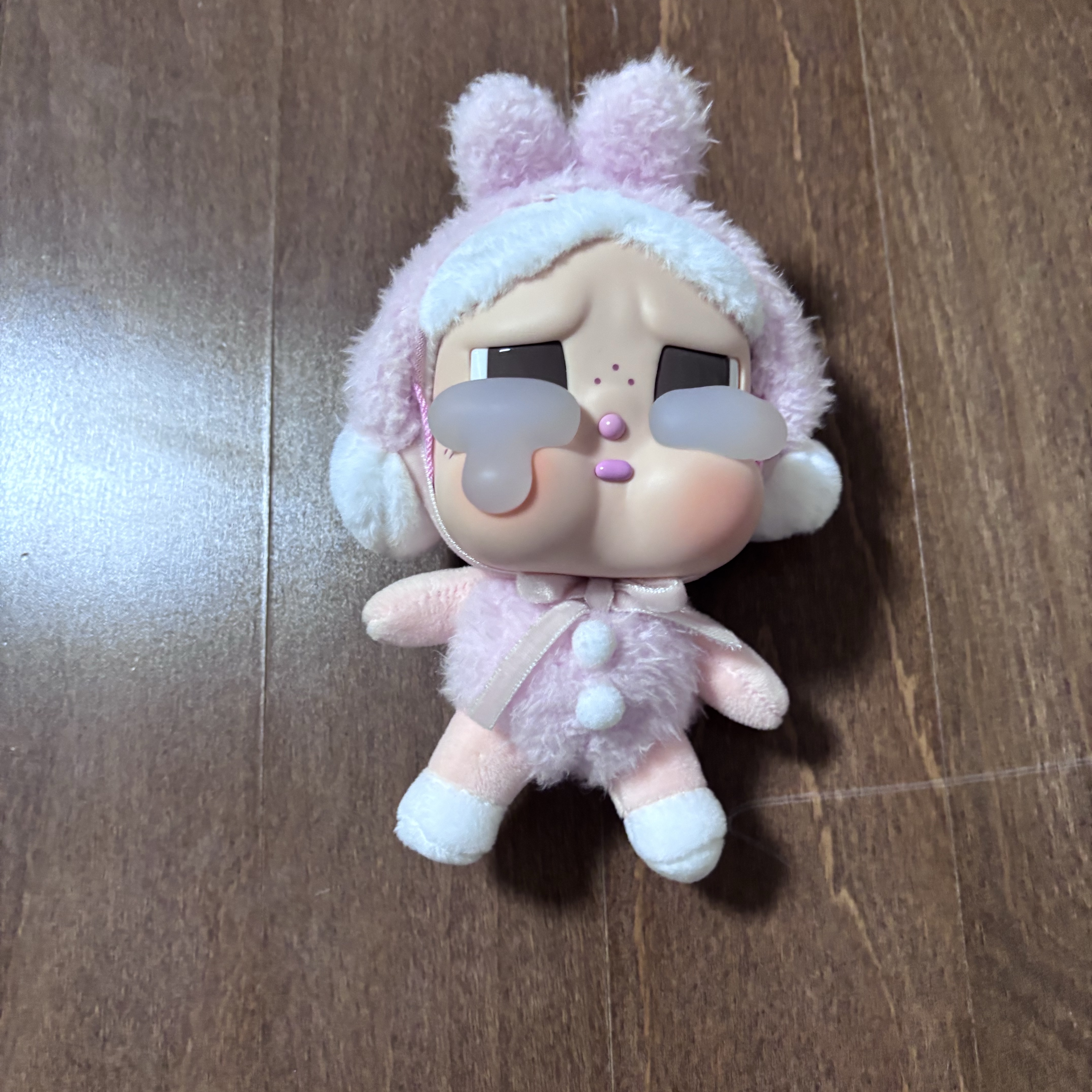 Pop Mart Crybaby Crying Again Series Plush Keyring I'll Give You All My Love (Opened Case) 착용 스타일