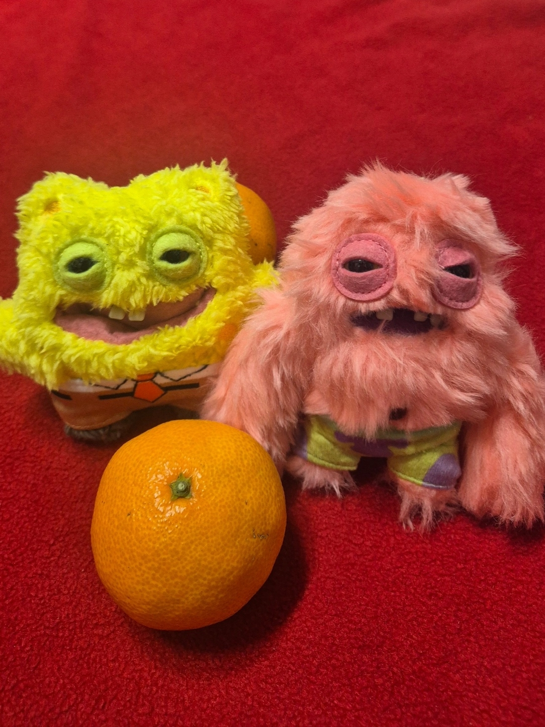 Fuggler x SpongeBob Keyring Yellow, Fuggler x SpongeBob Patrick Star Keyring Pink 착용 스타일