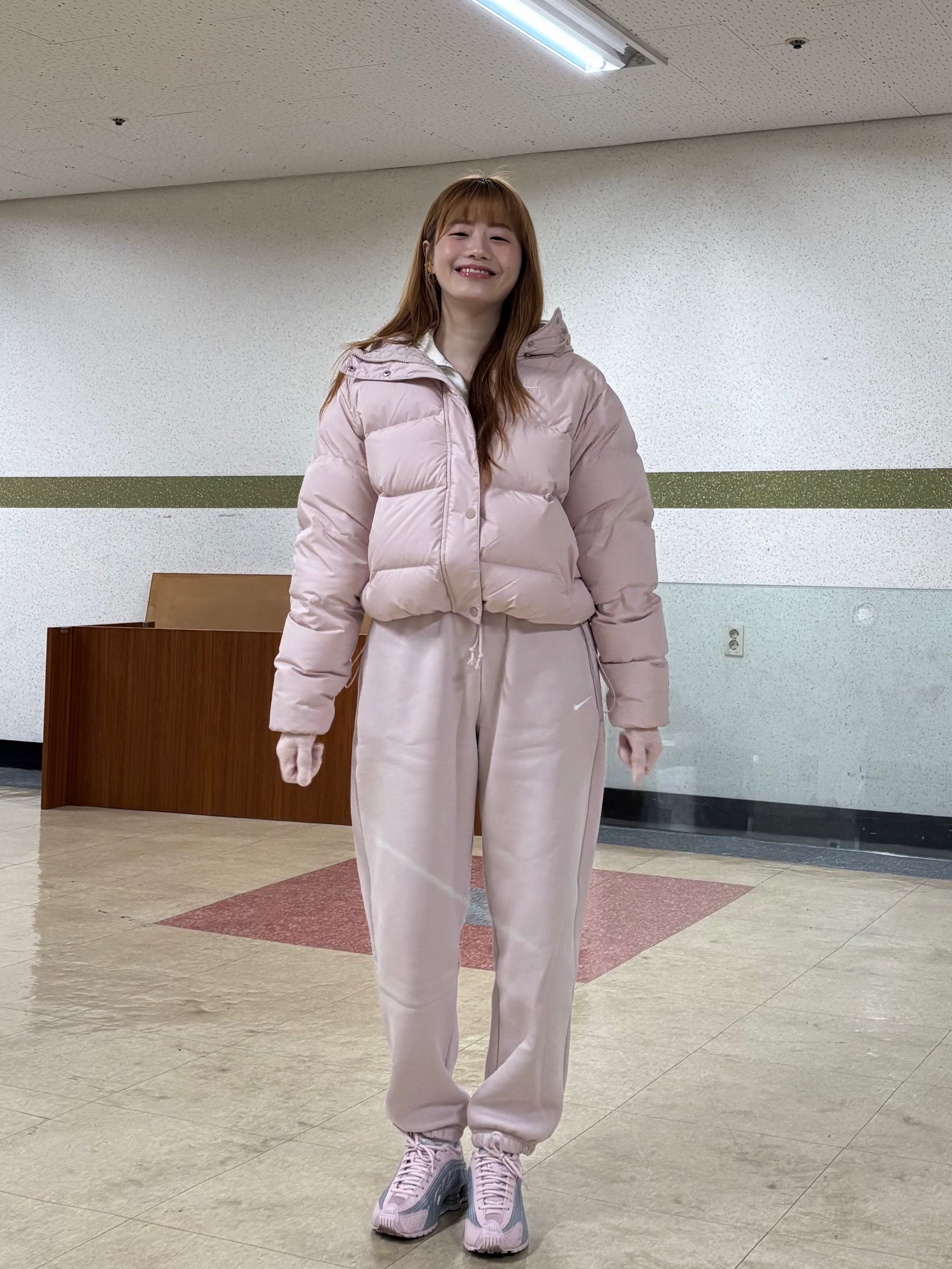 (W) Nike NSW Metro Therma-Fit Loose Fit Hooded Padded Jacket Black White, (W) Nike Shox R4 Barely Rose Metallic Platinum 착용 스타일 - 9