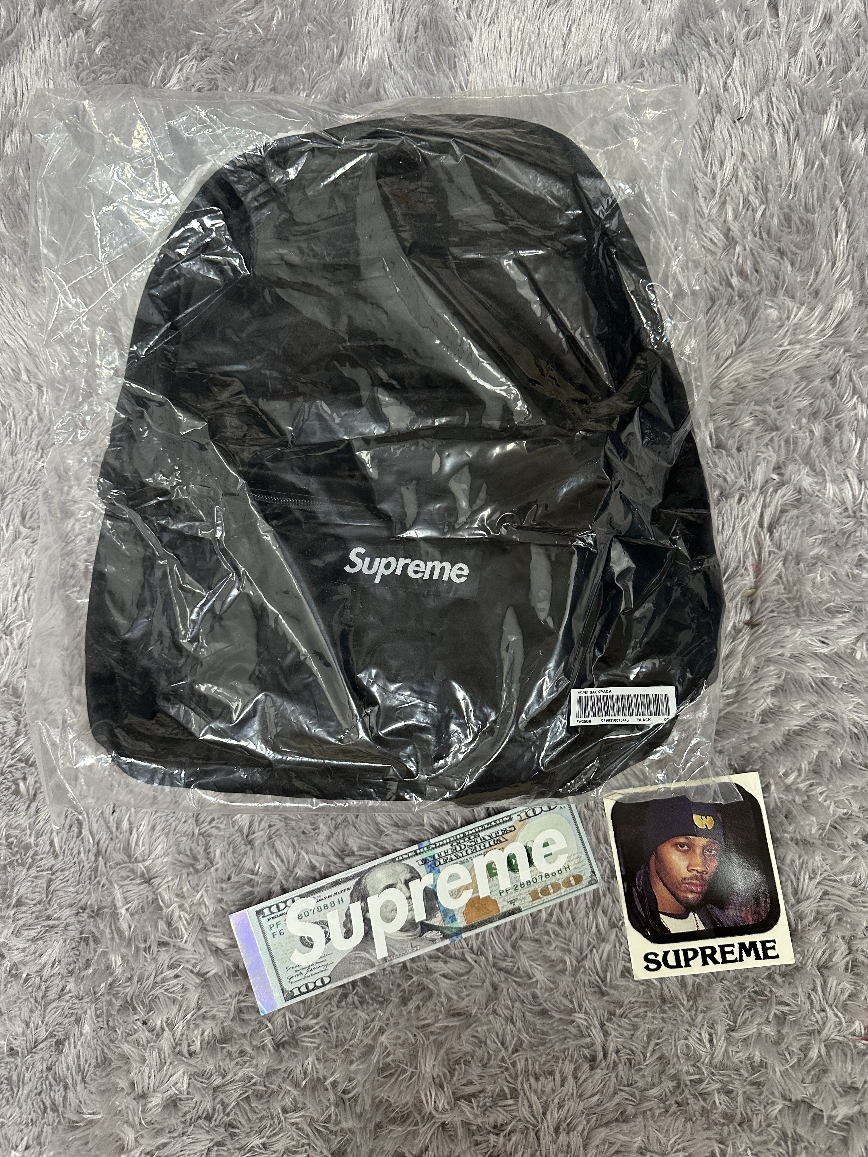Supreme Velvet Backpack Black - 25FW 착용 스타일