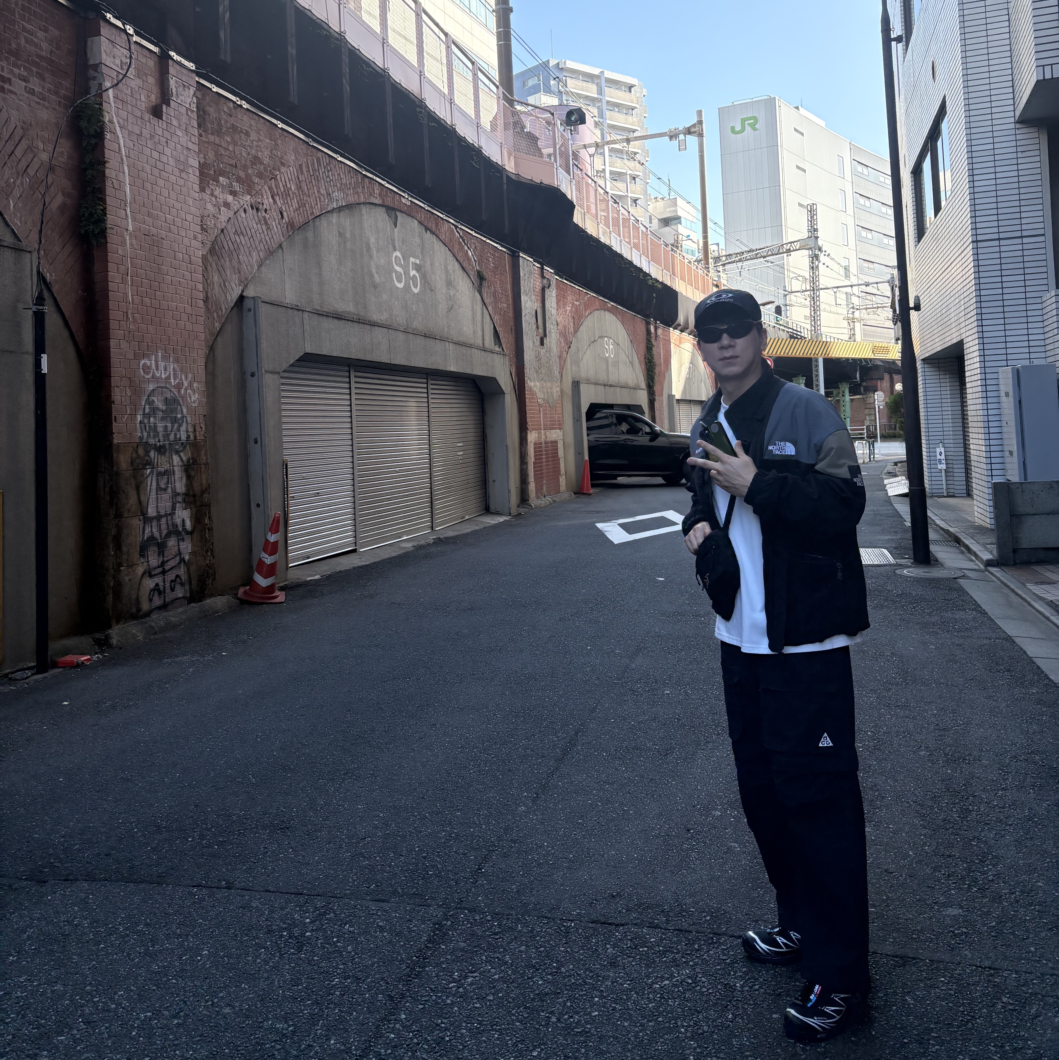 Arc'teryx Mantis 1 Waistpack Black, Salomon XT-6 GTX Black Silver 착용 스타일