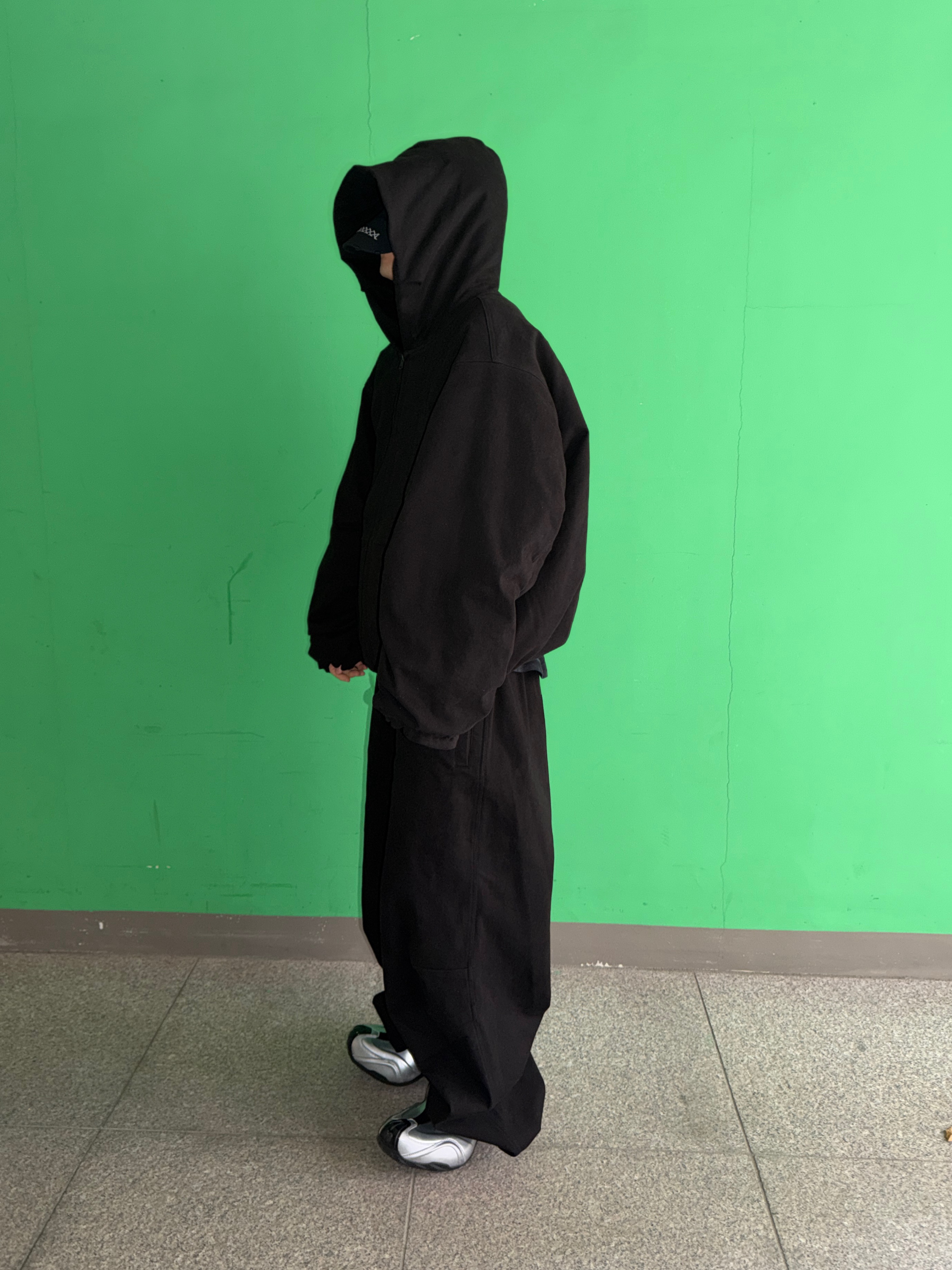 Nonnod Moleskin Shirring Bomber Black, Nonnod Moleskin Track Pants Black 착용 스타일 - 1