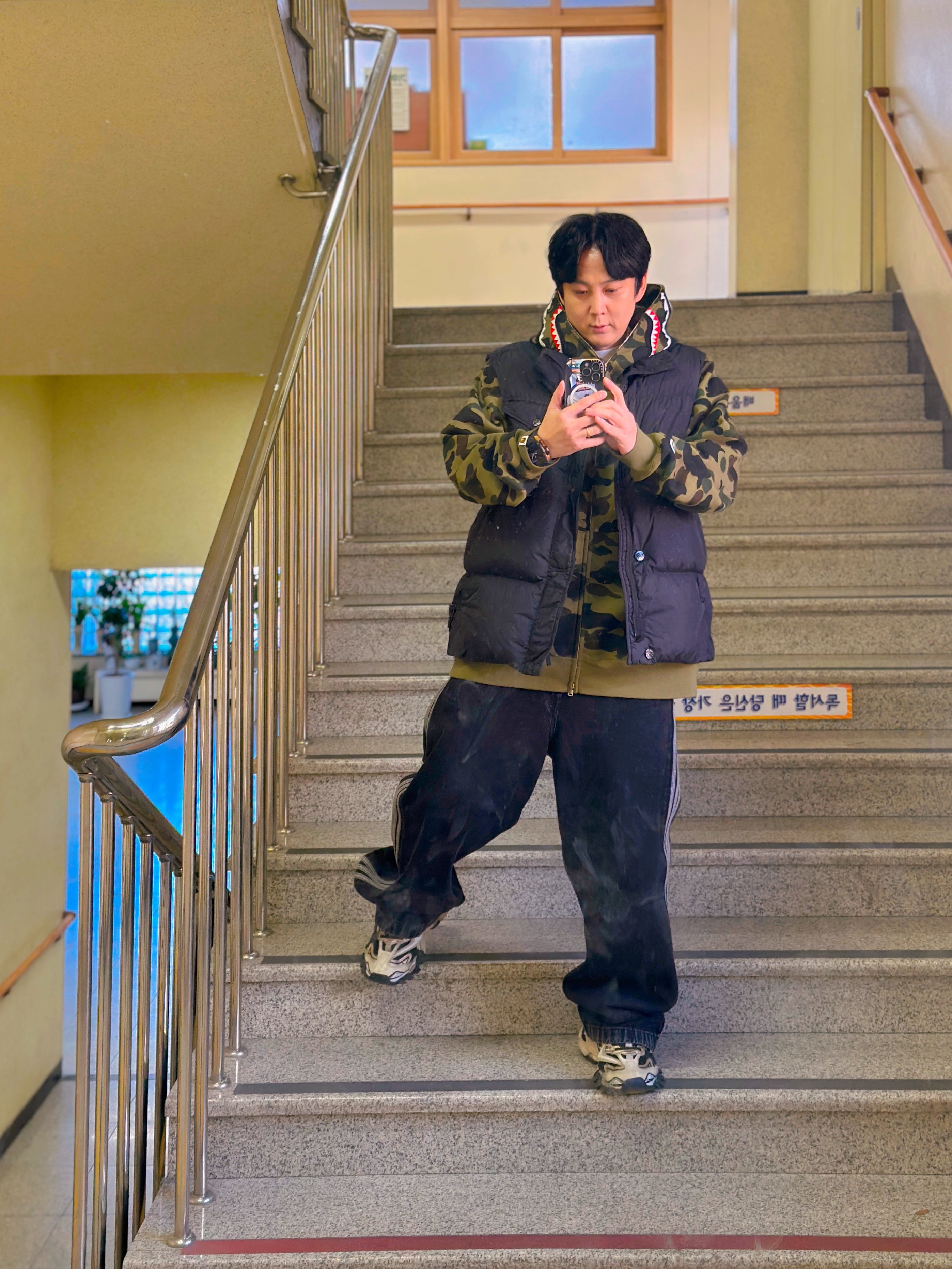 BAPE 1st Camo Shark Full Zip Hoodie Army Green, Stone Island G0223 Crinkle Reps R-NY Down Vest with Anti Drop Black - 24FW 착용 스타일 - 2
