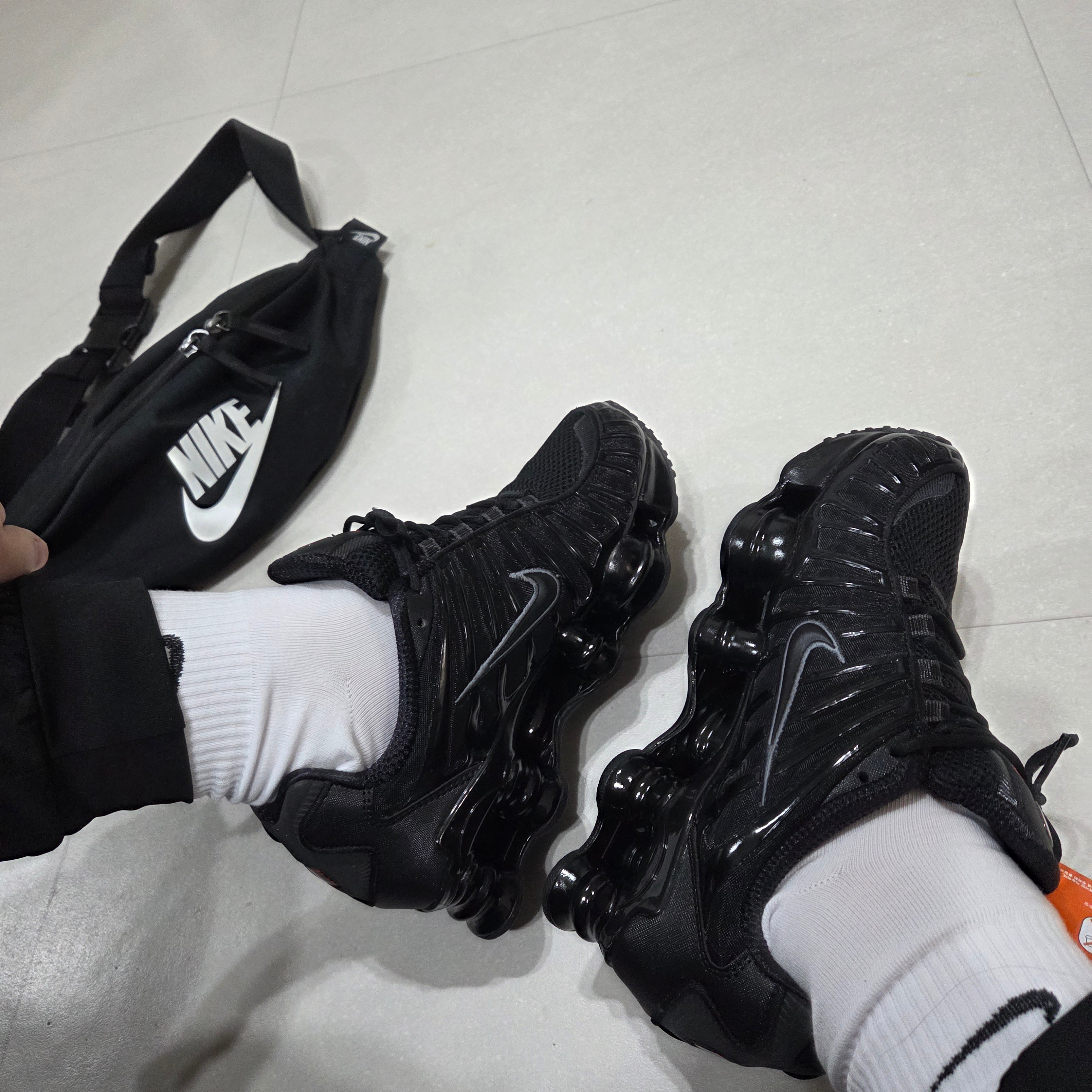 (W) Nike Shox TL Black and Max Orange 착용 스타일