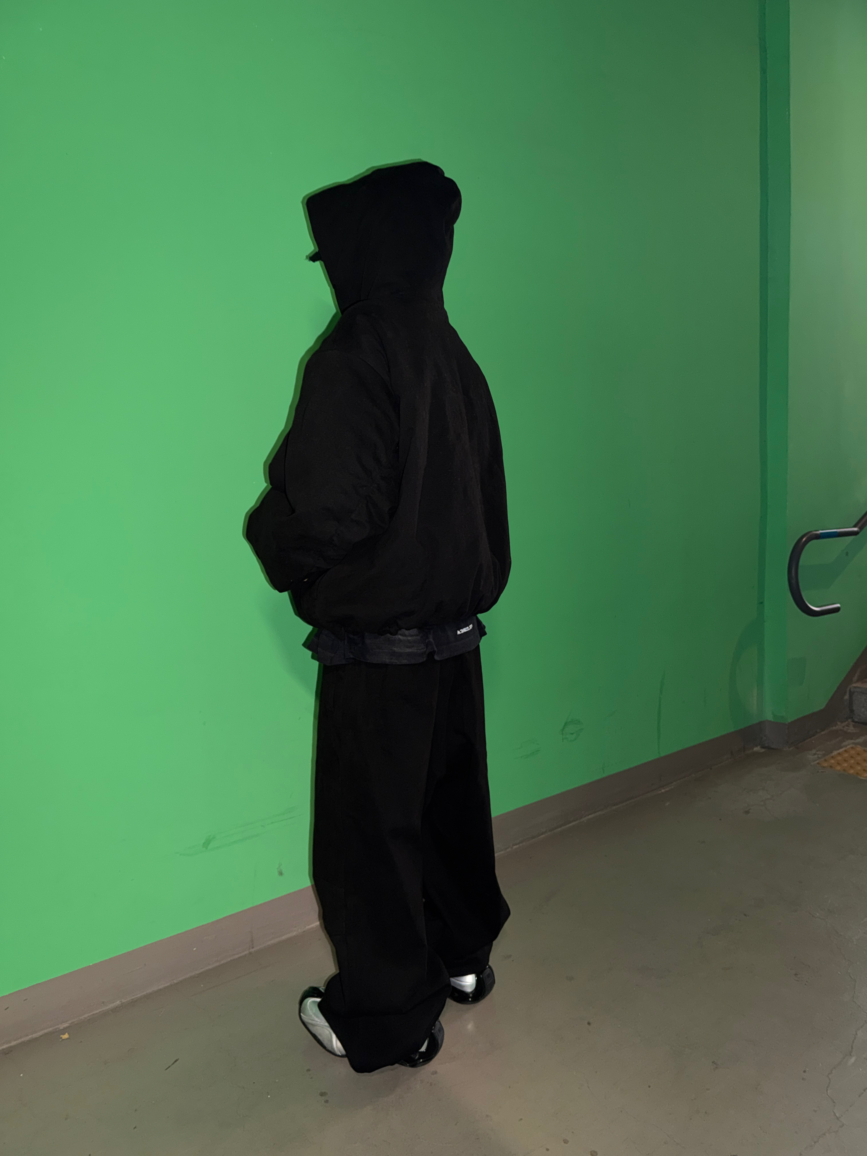 Nonnod Moleskin Shirring Bomber Black, Nonnod Moleskin Track Pants Black 착용 스타일 - 2