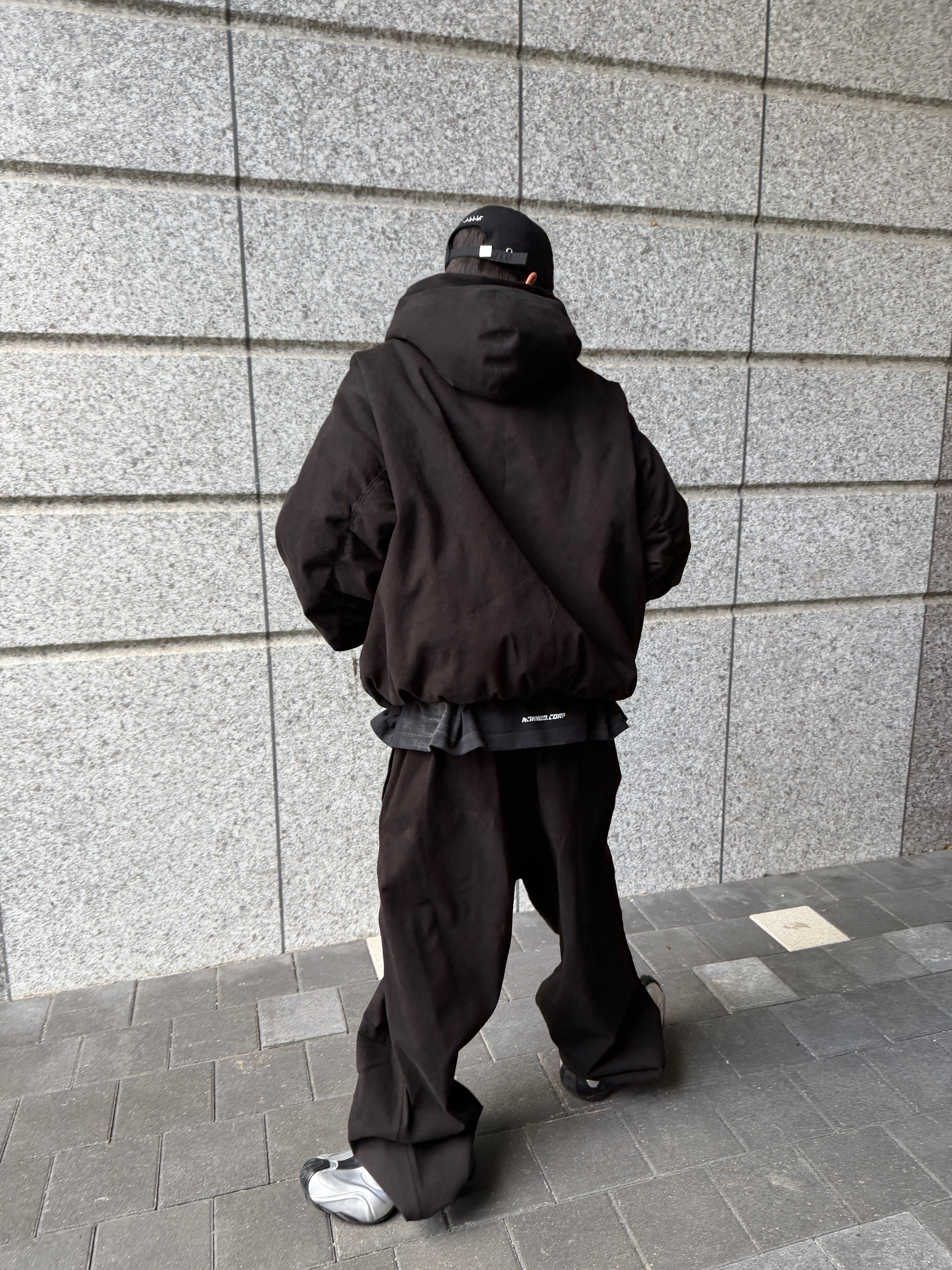 Nonnod Moleskin Shirring Bomber Black, Nonnod Moleskin Track Pants Black 착용 스타일 - 3