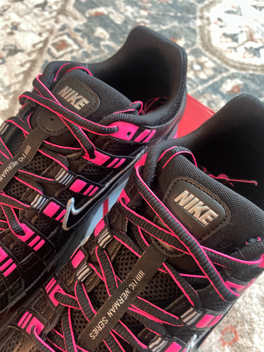 Nike P-6000 Pink Blast Metallic Silver 착용 스타일 - 3