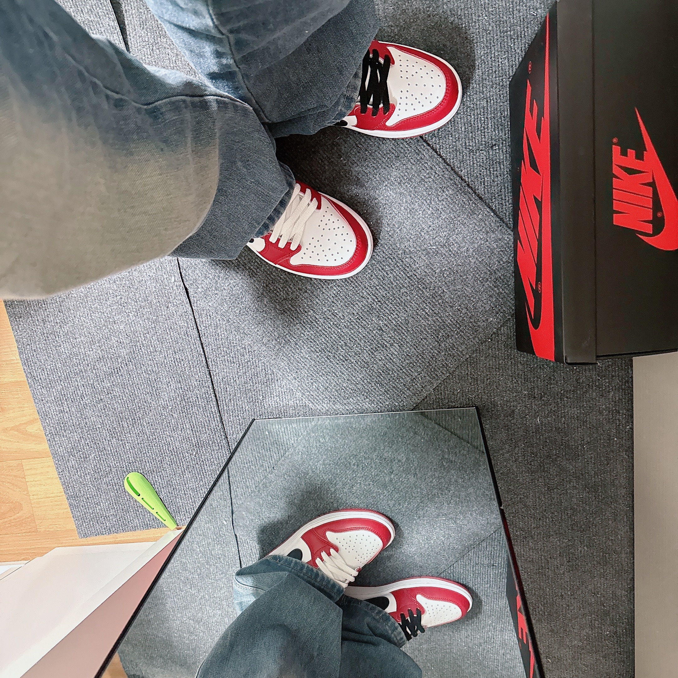 Jordan 1 Retro Low OG Chicago, IAB Studio 24 Christmas Hoodie Burgundy Oatmeal 착용 스타일 - 6