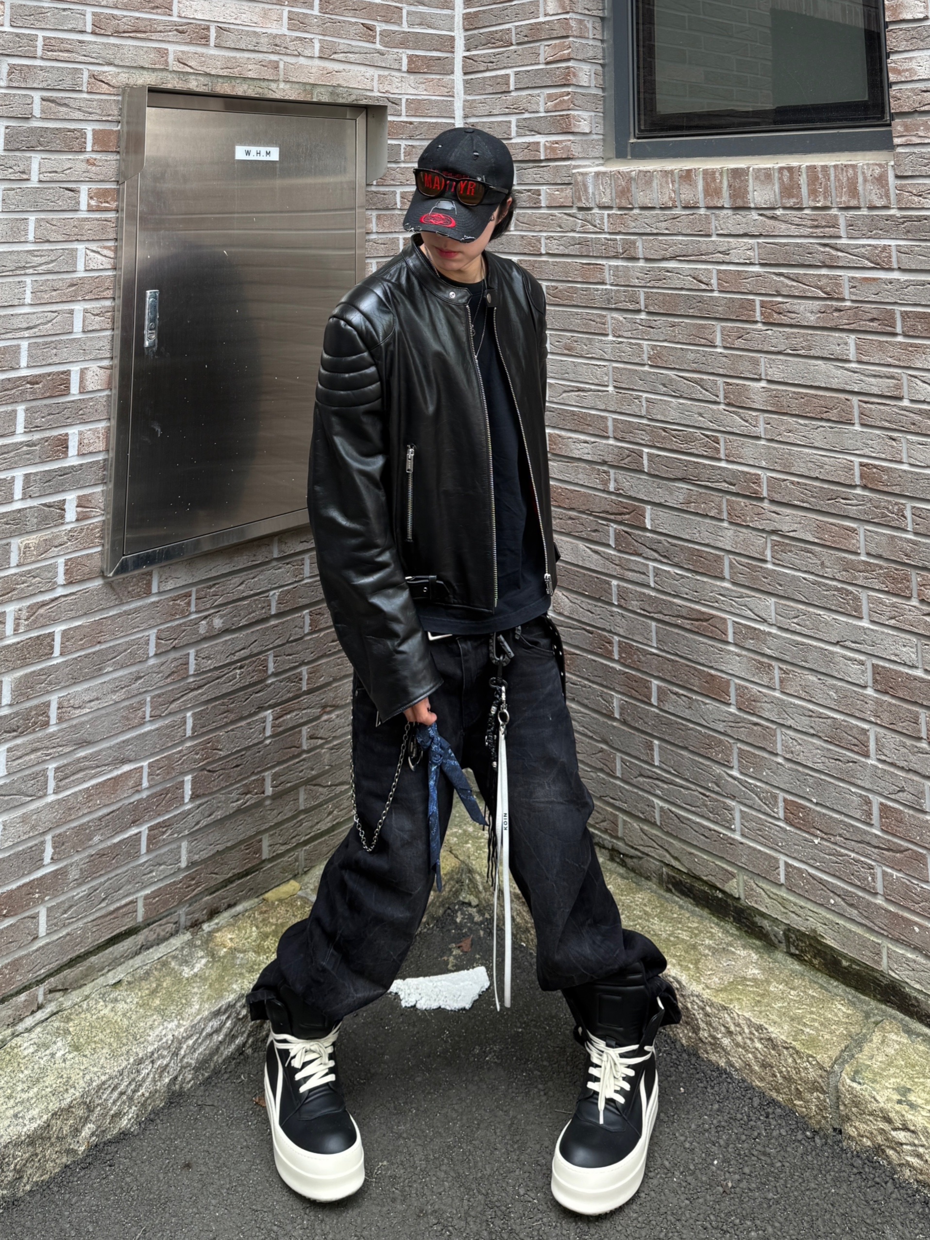 Rick Owens Hollywood Mega Bumper Geobasket in Full Grain Calf Leather Black Milk 착용 스타일 - 1