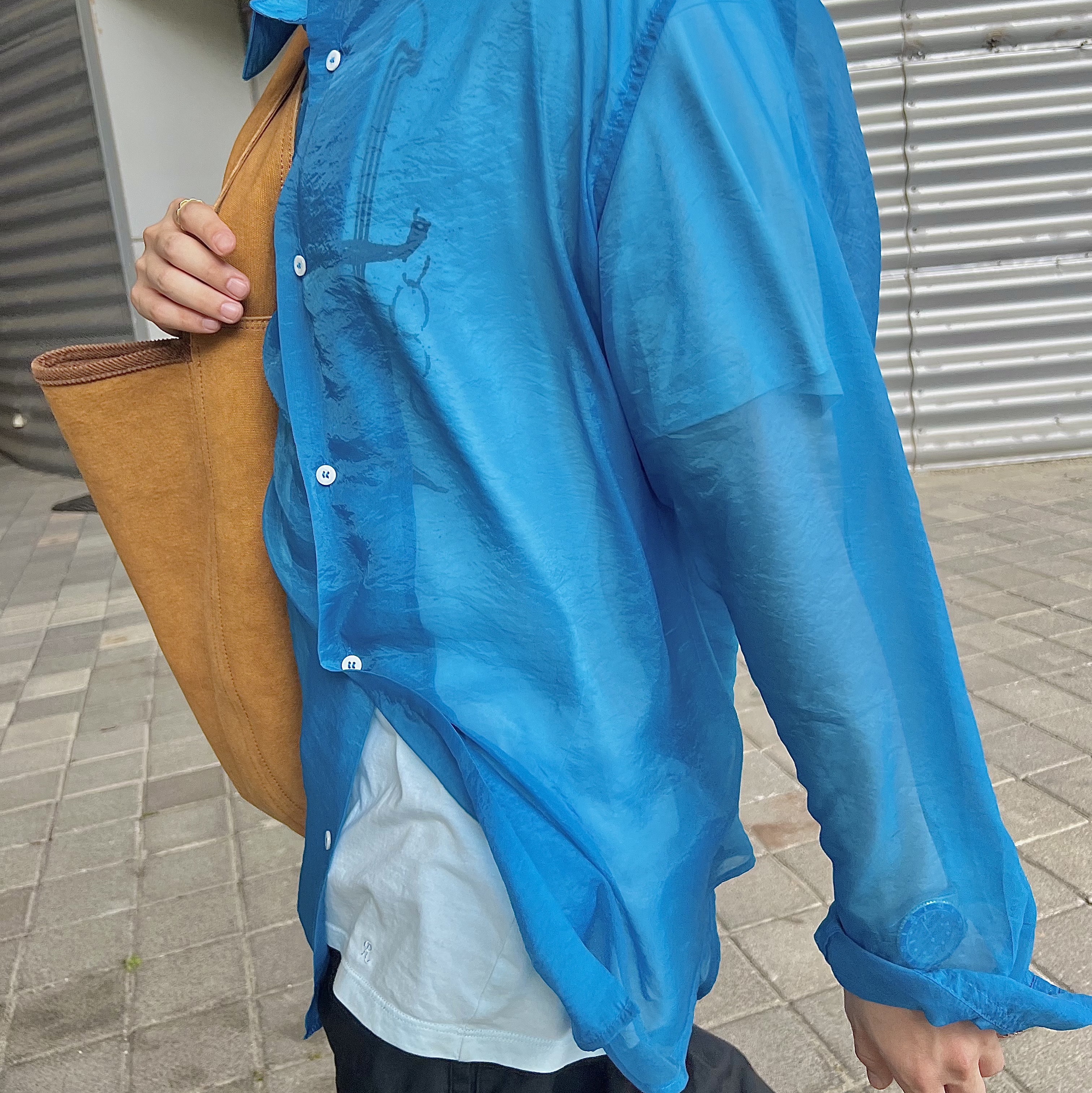 STU Sheer Shirt Blue 착용 스타일