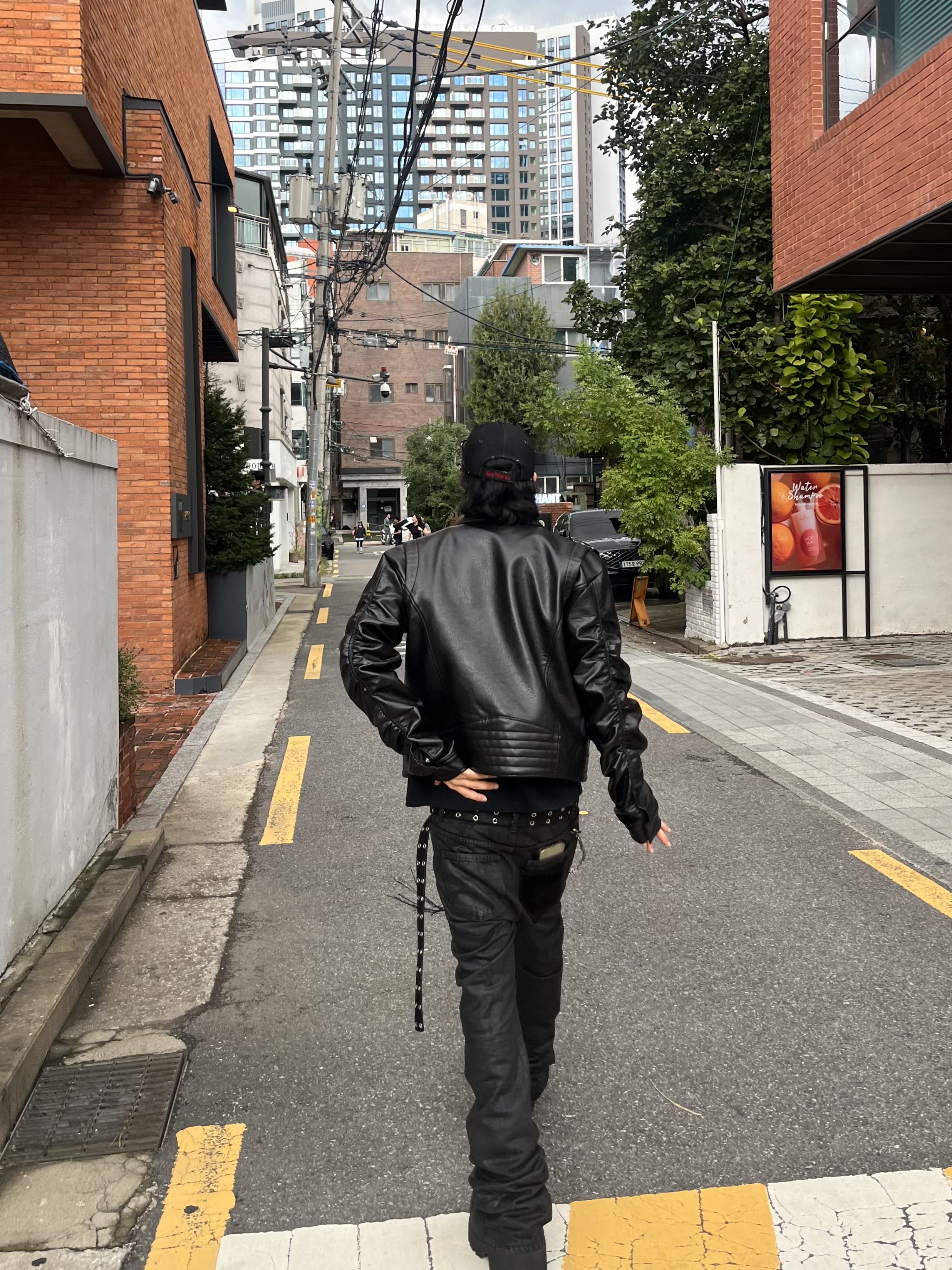 Undermycar x Emostanceclub Emoun Destroyed Cowhide Suede Red Stitch Denim Toreador - 23FW, Balenciaga Stomper Bootie Black 착용 스타일 - 3