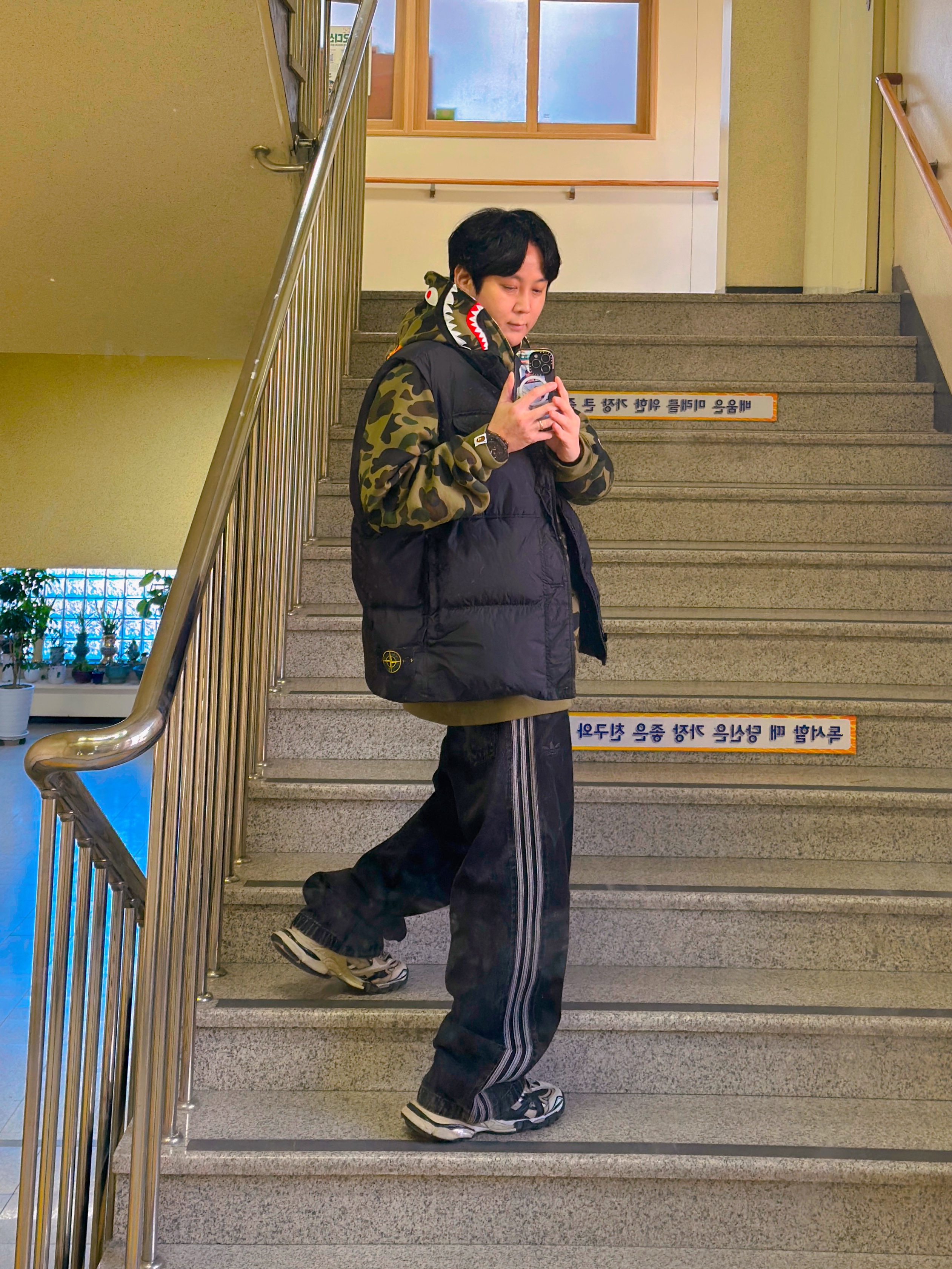 BAPE 1st Camo Shark Full Zip Hoodie Army Green, Stone Island G0223 Crinkle Reps R-NY Down Vest with Anti Drop Black - 24FW 착용 스타일 - 1
