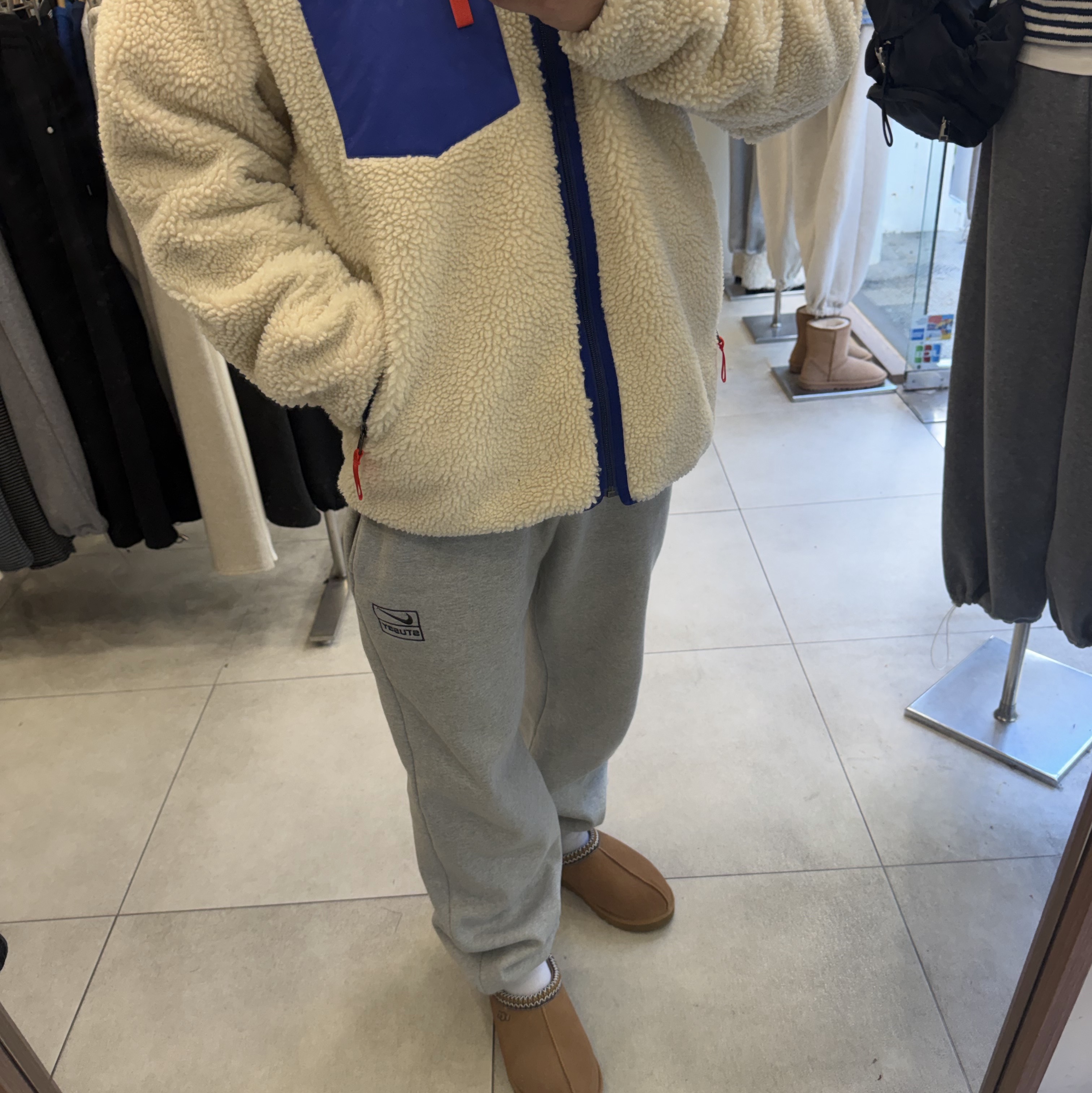 UGG Tasman II Slipper Chestnut, Patagonia Classic Retro-X Fleece Jacket Dark Natural 착용 스타일 - 1