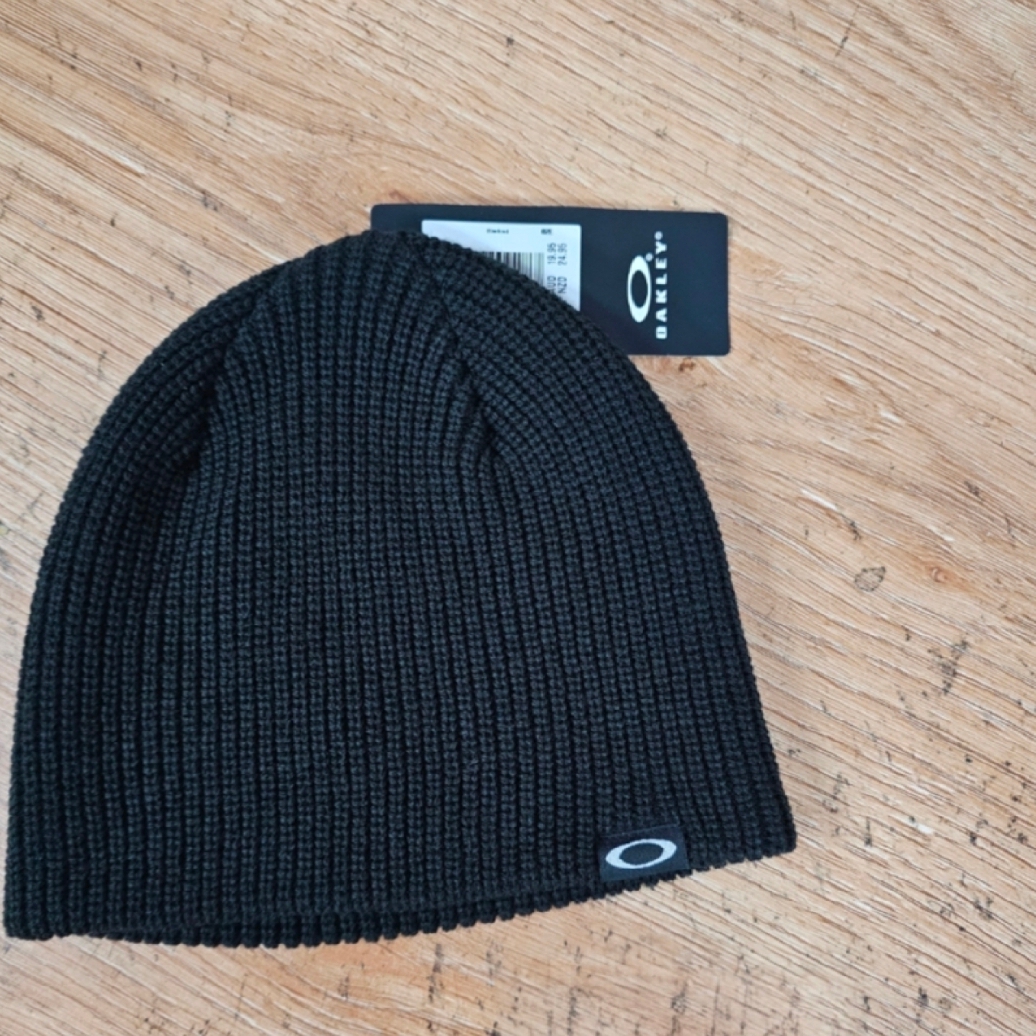 Oakley Session Beanie Blackout 착용 스타일
