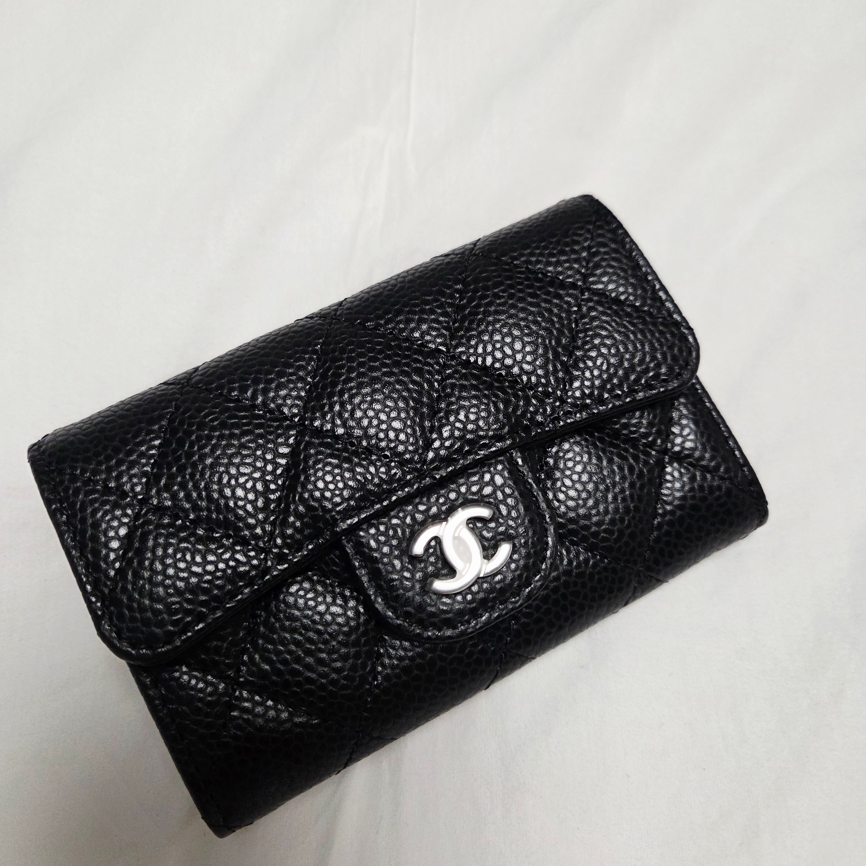 Chanel Classic Card Holder Grained Calfskin & Silver Black 착용 스타일