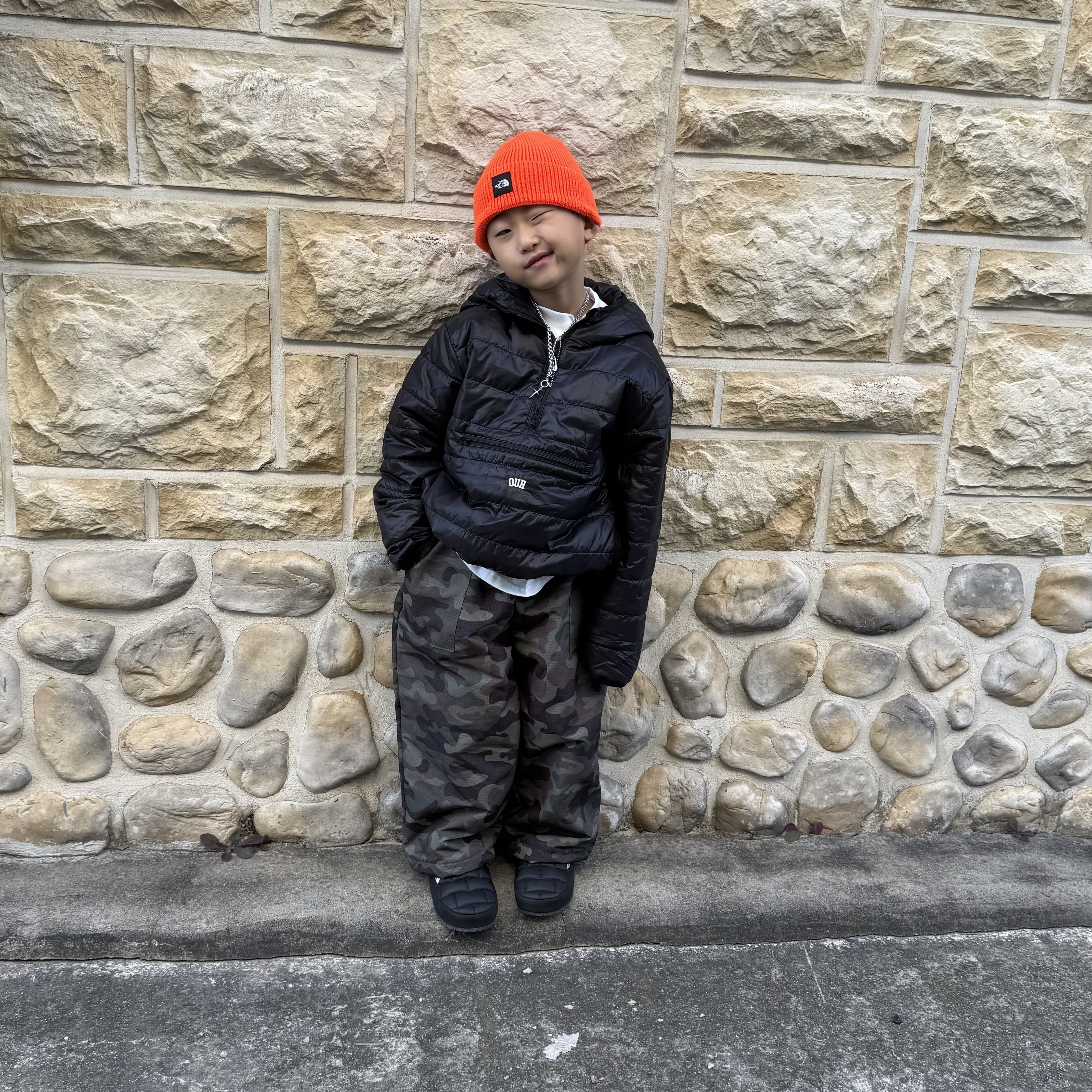 The North Face TNF Mid Beanie Black, (Kids) The North Face ThermoBall Traction Winter Mule II TNF Black TNF White 착용 스타일 - 1