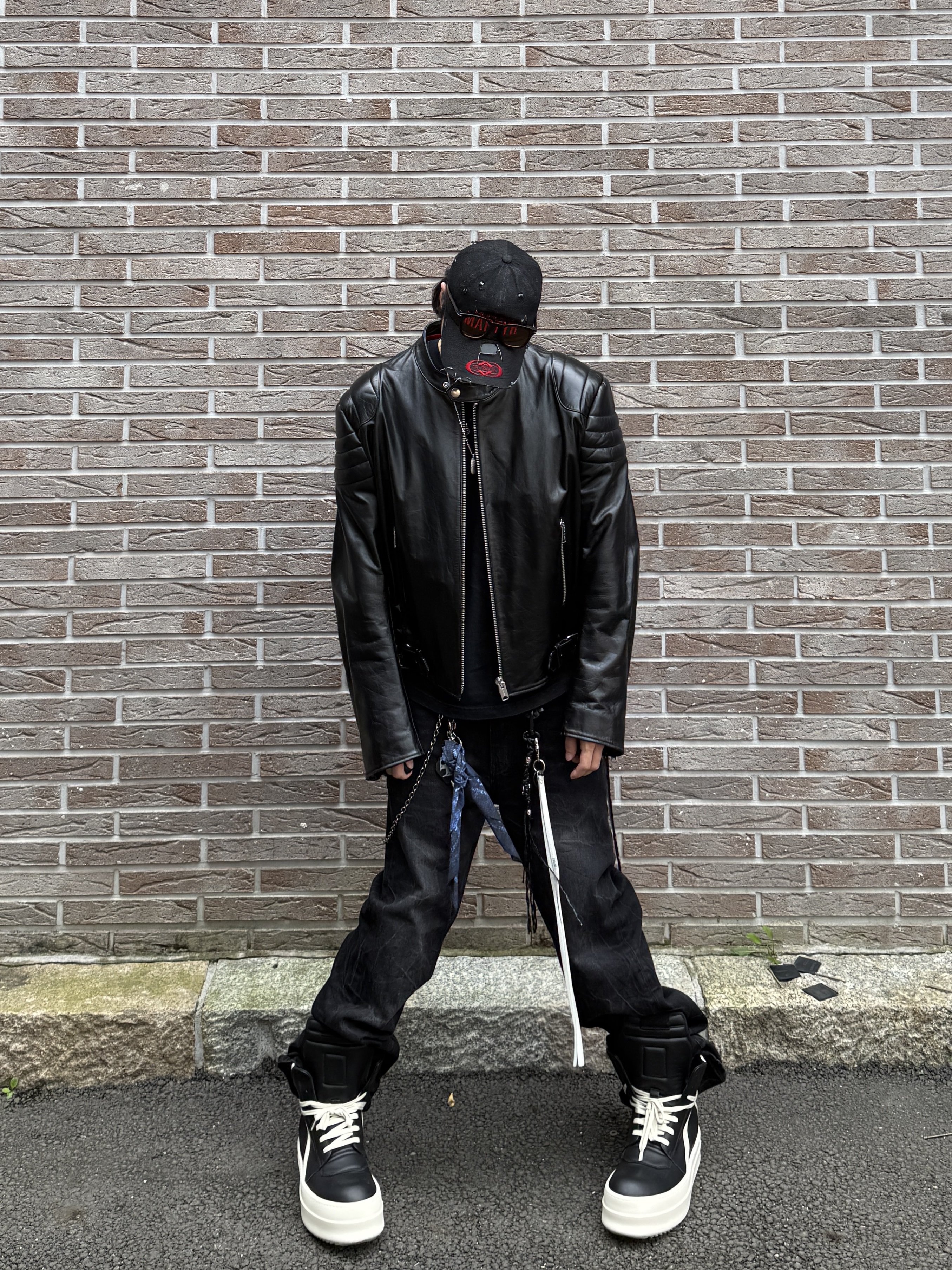 Rick Owens Hollywood Mega Bumper Geobasket in Full Grain Calf Leather Black Milk 착용 스타일 - 2
