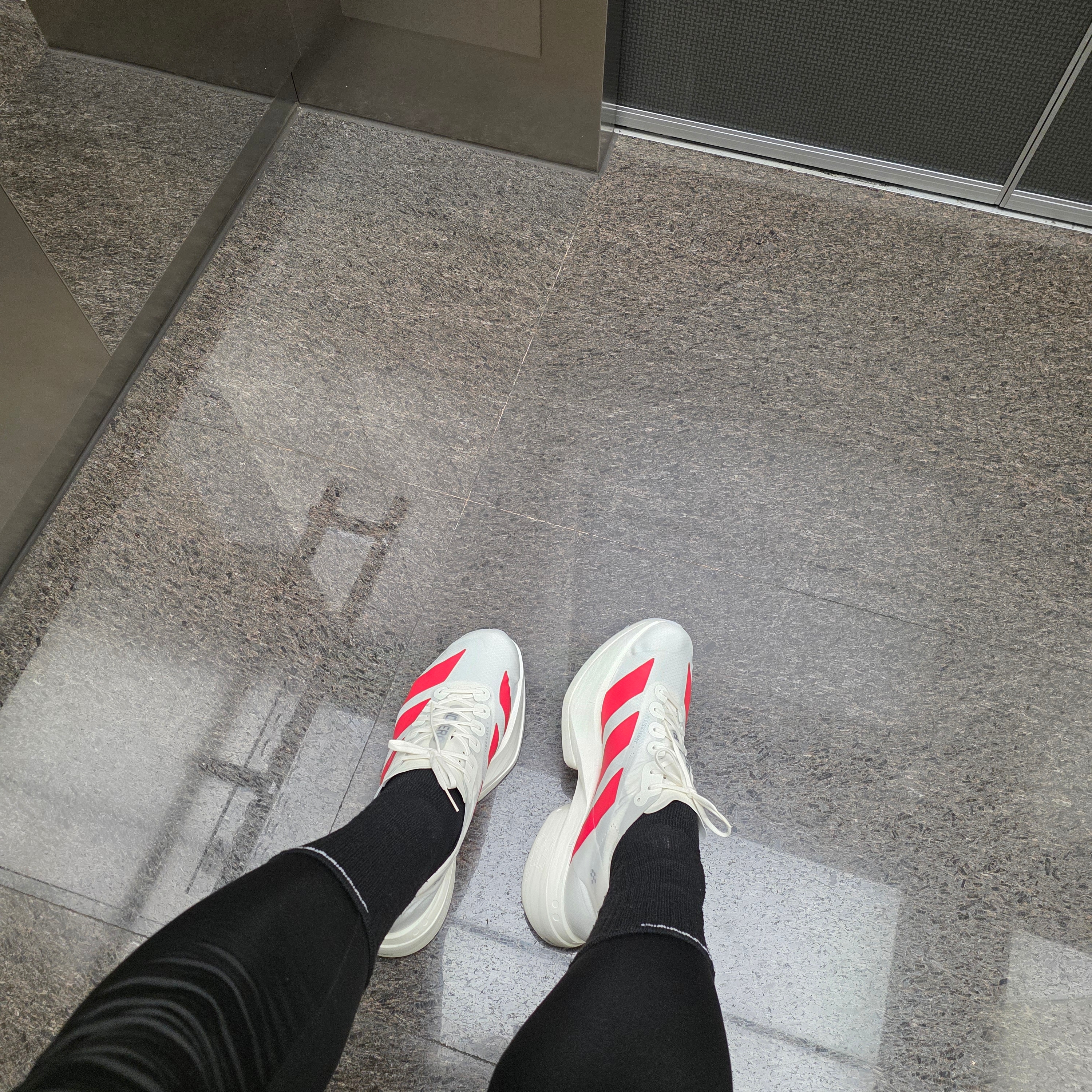 Adidas Adizero Adios Pro 4 Off White Better Scarlet 착용 스타일
