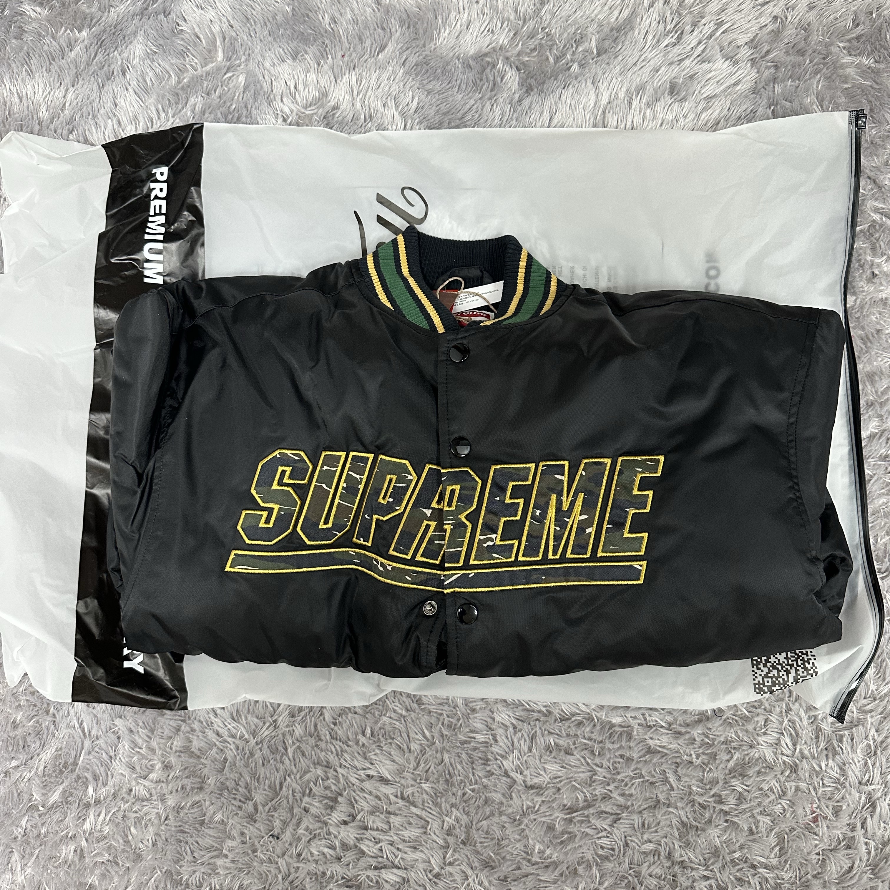 Supreme Mitchell & Ness Camo Logo Varsity Jacket Black - 25SS 착용 스타일