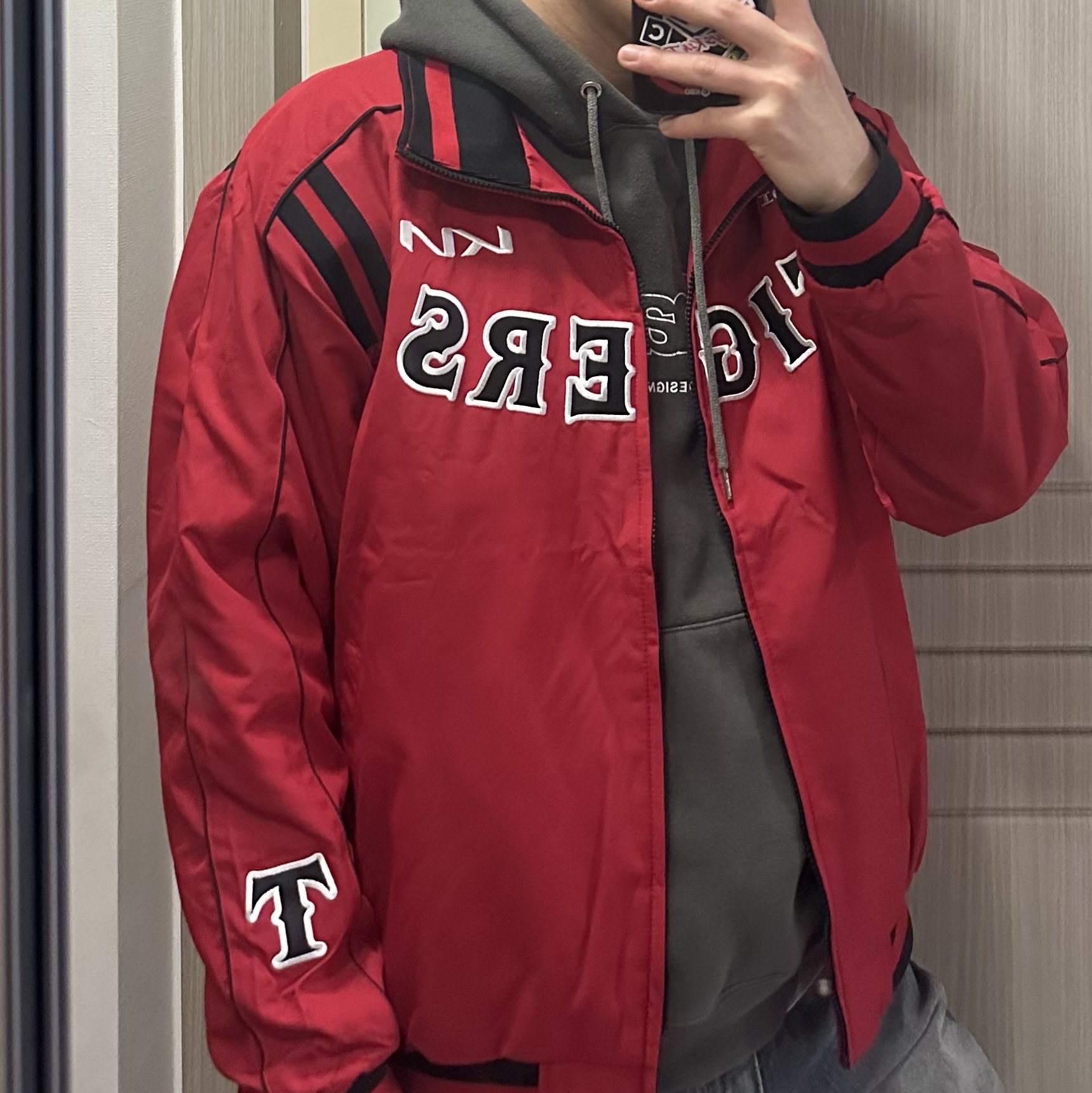 Kia Tigers x IAB Studio 09 Old Spring Autumn Jumper Red 착용 스타일 - 1