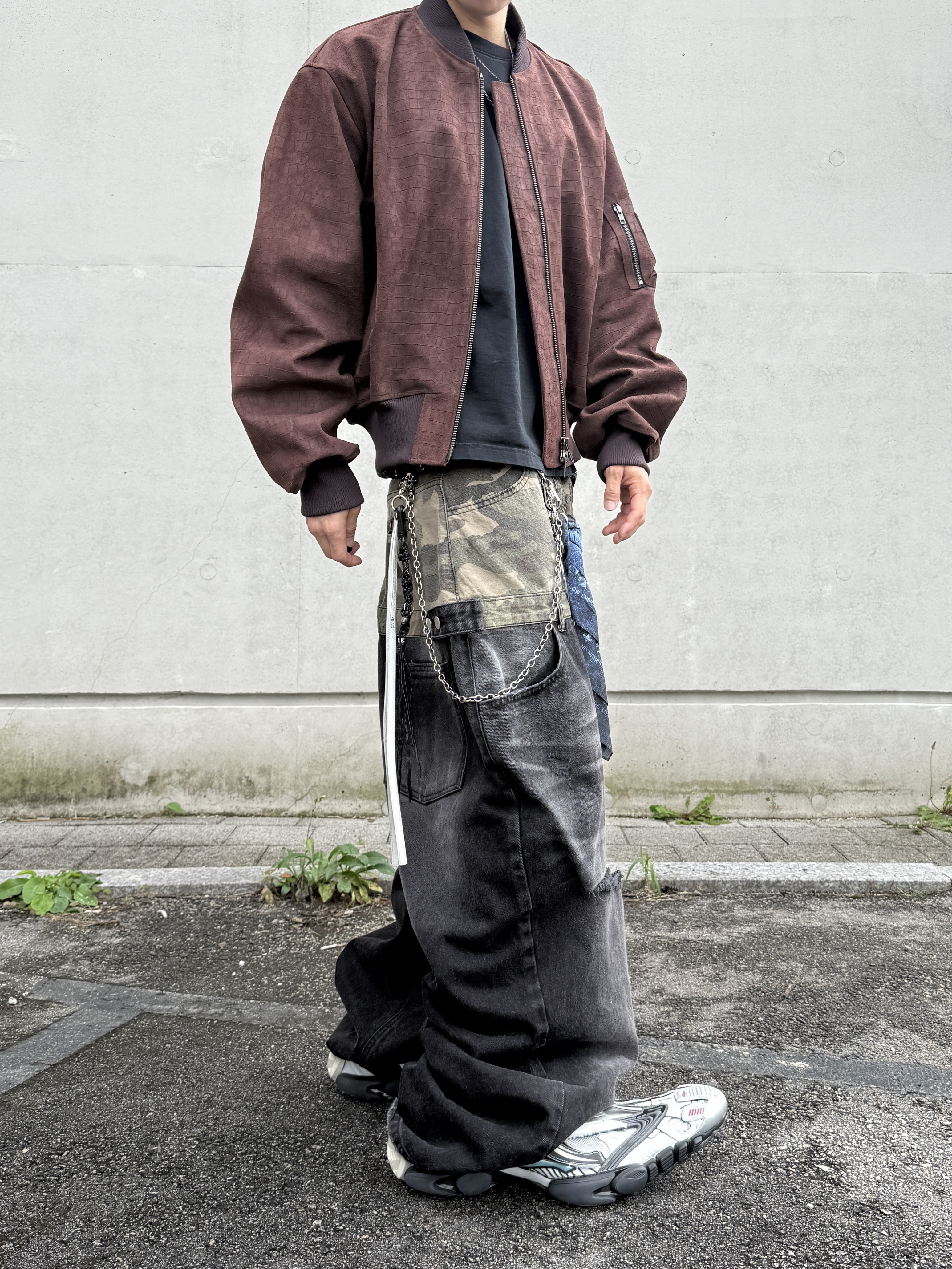 Undermycar Red Alligator Effect Matt Suede MA-1 Matt Red, Undermycar x Emostanceclub Emoun Destroyed Cowhide Suede Red Stitch Denim Toreador - 23FW 착용 스타일 - 2