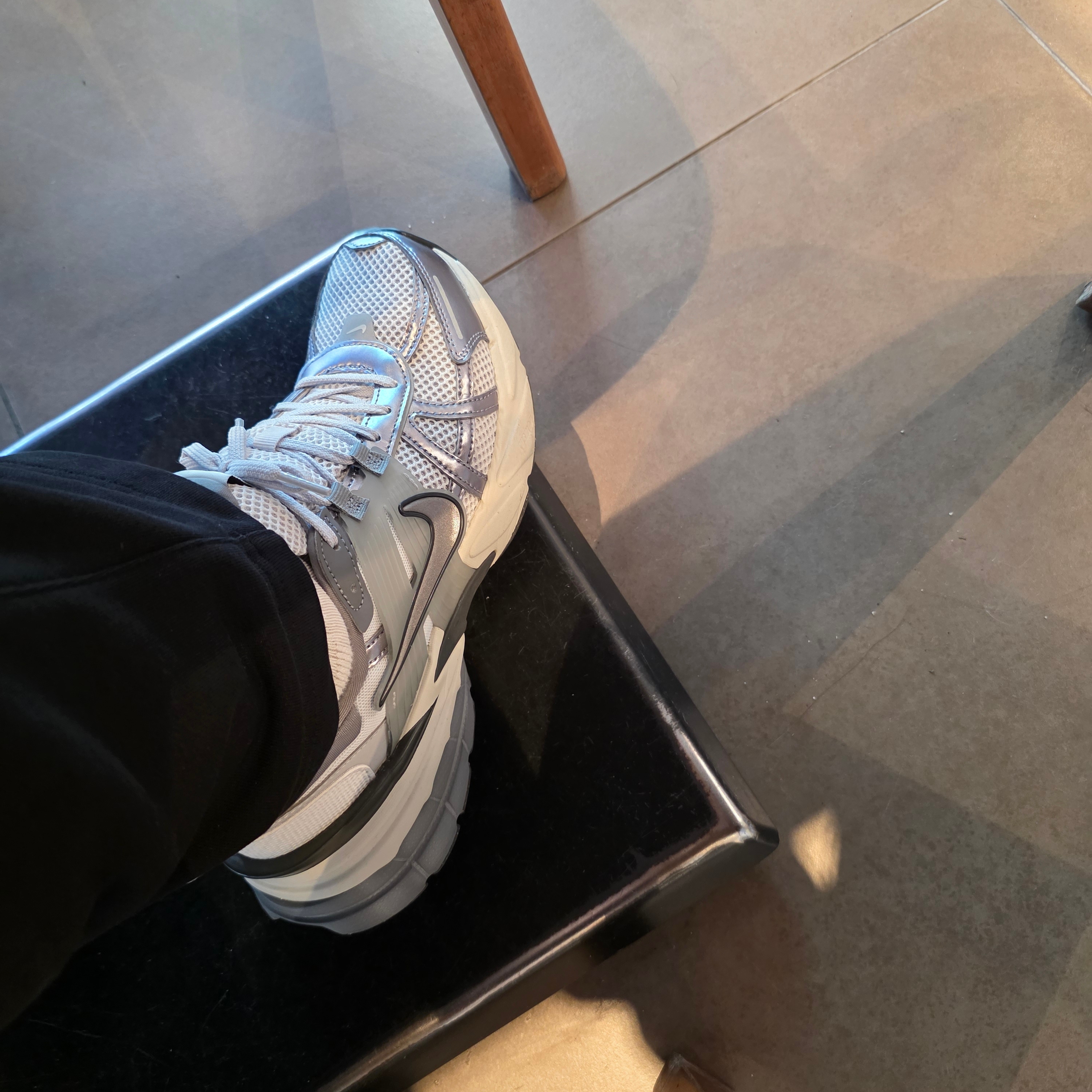 Nike V2K Run Pure Platinum Wolf Grey 착용 스타일
