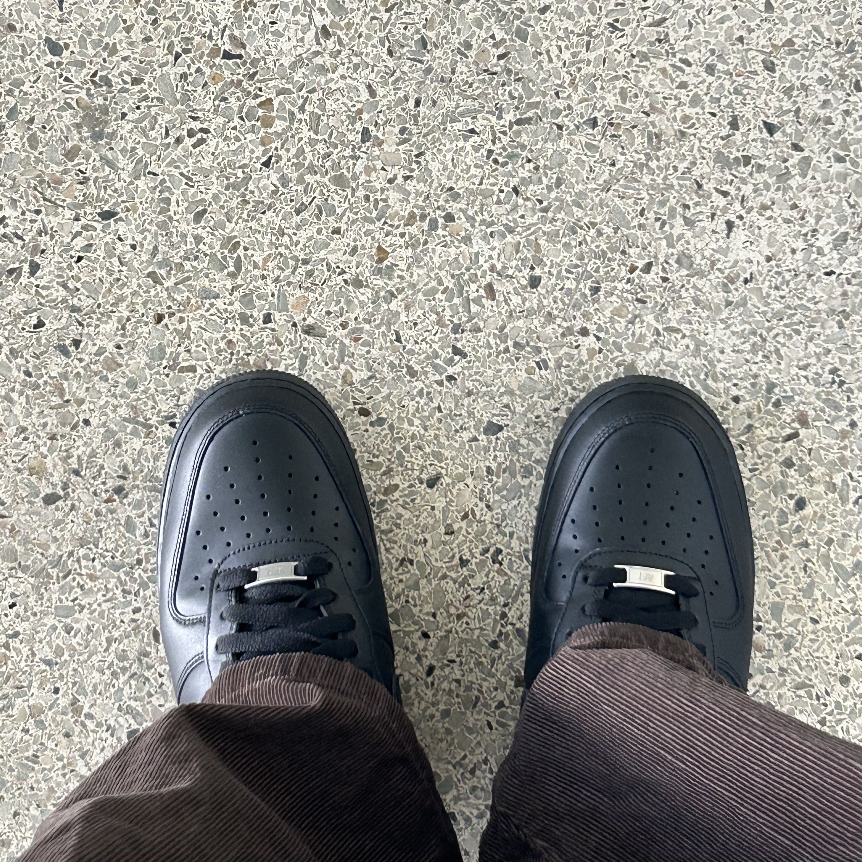 Nike Air Force 1 '07 Low Triple Black 착용 스타일