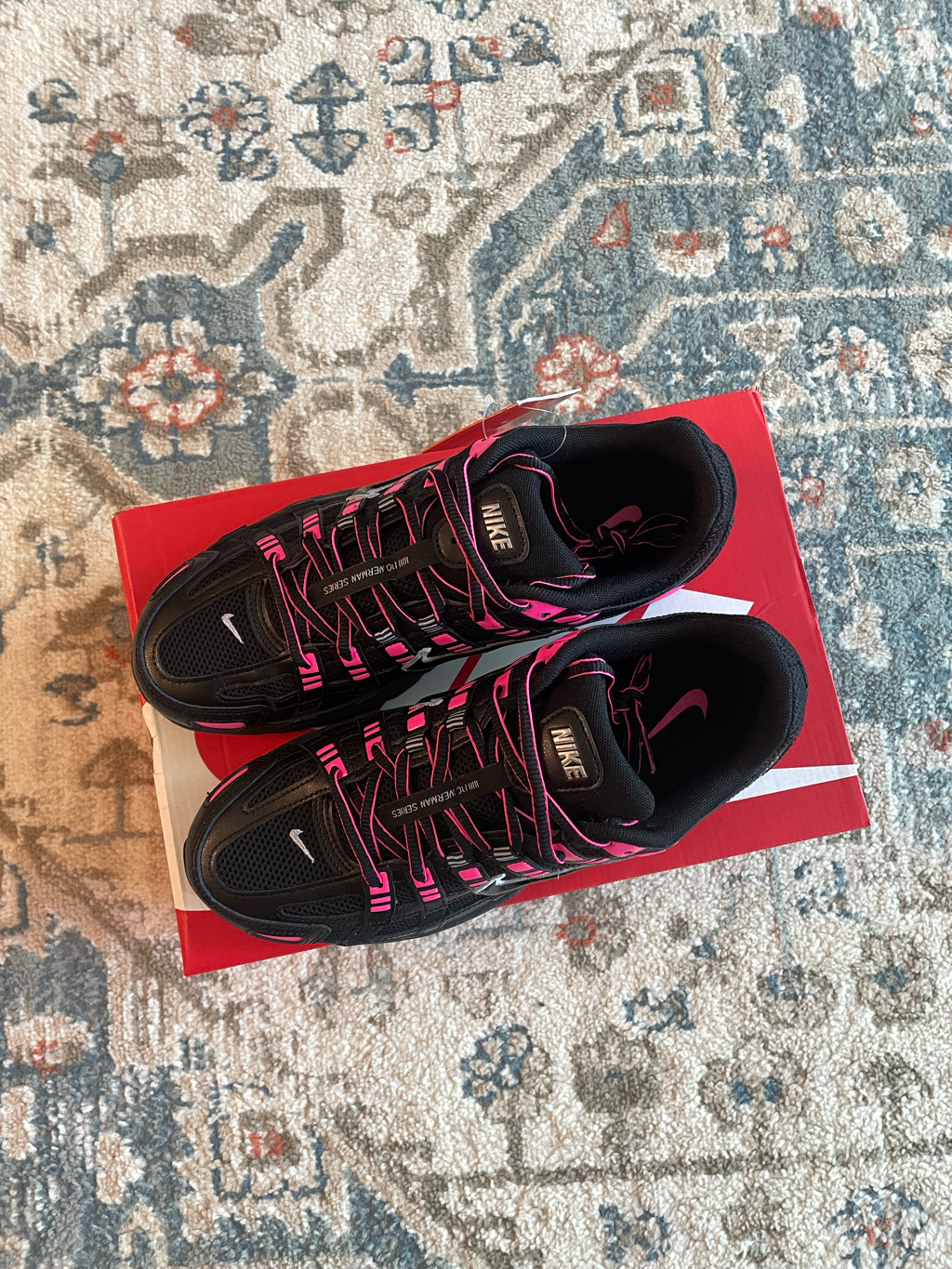Nike P-6000 Pink Blast Metallic Silver 착용 스타일 - 2